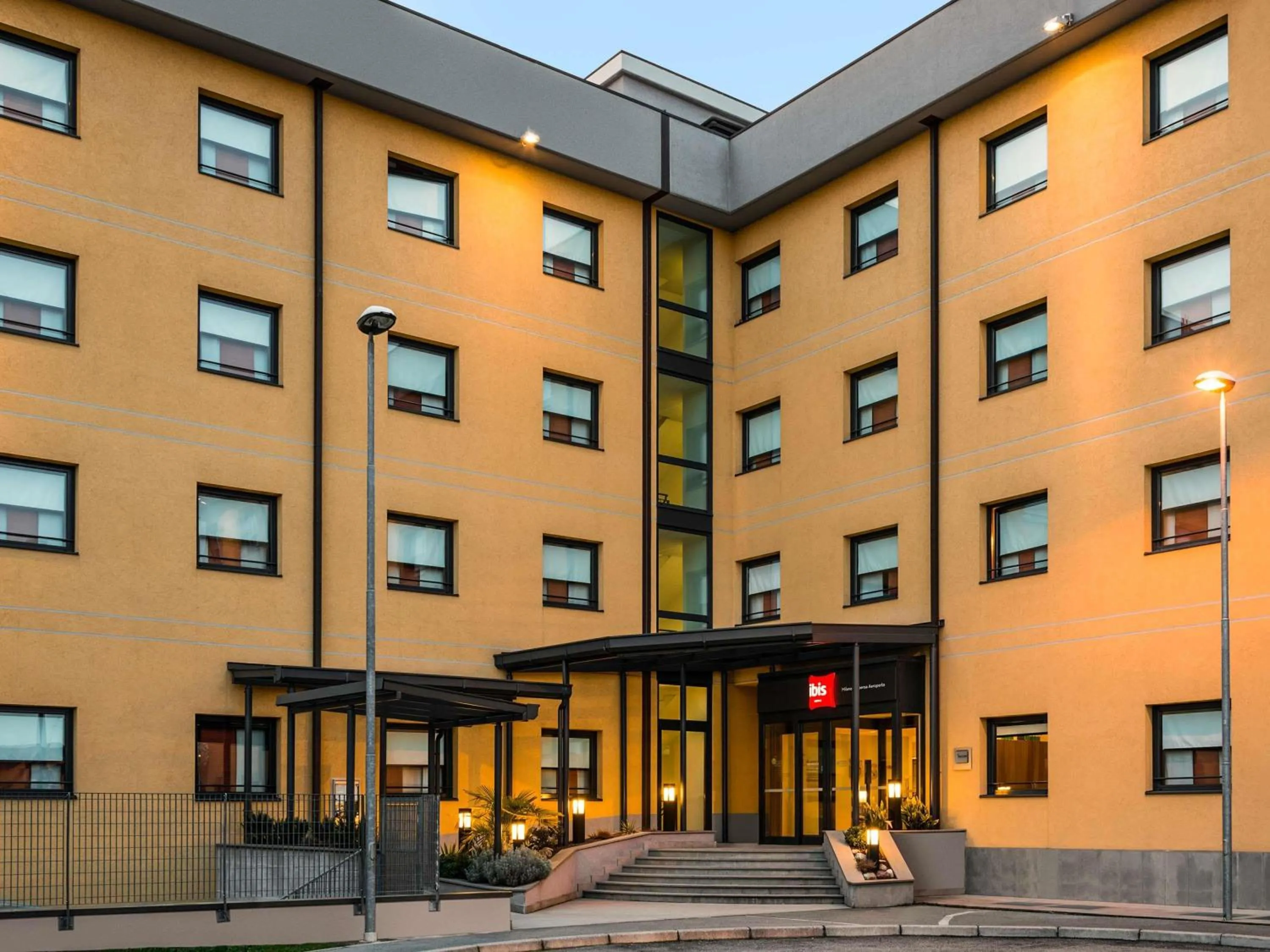 Property building in Hotel Ibis Milano Malpensa