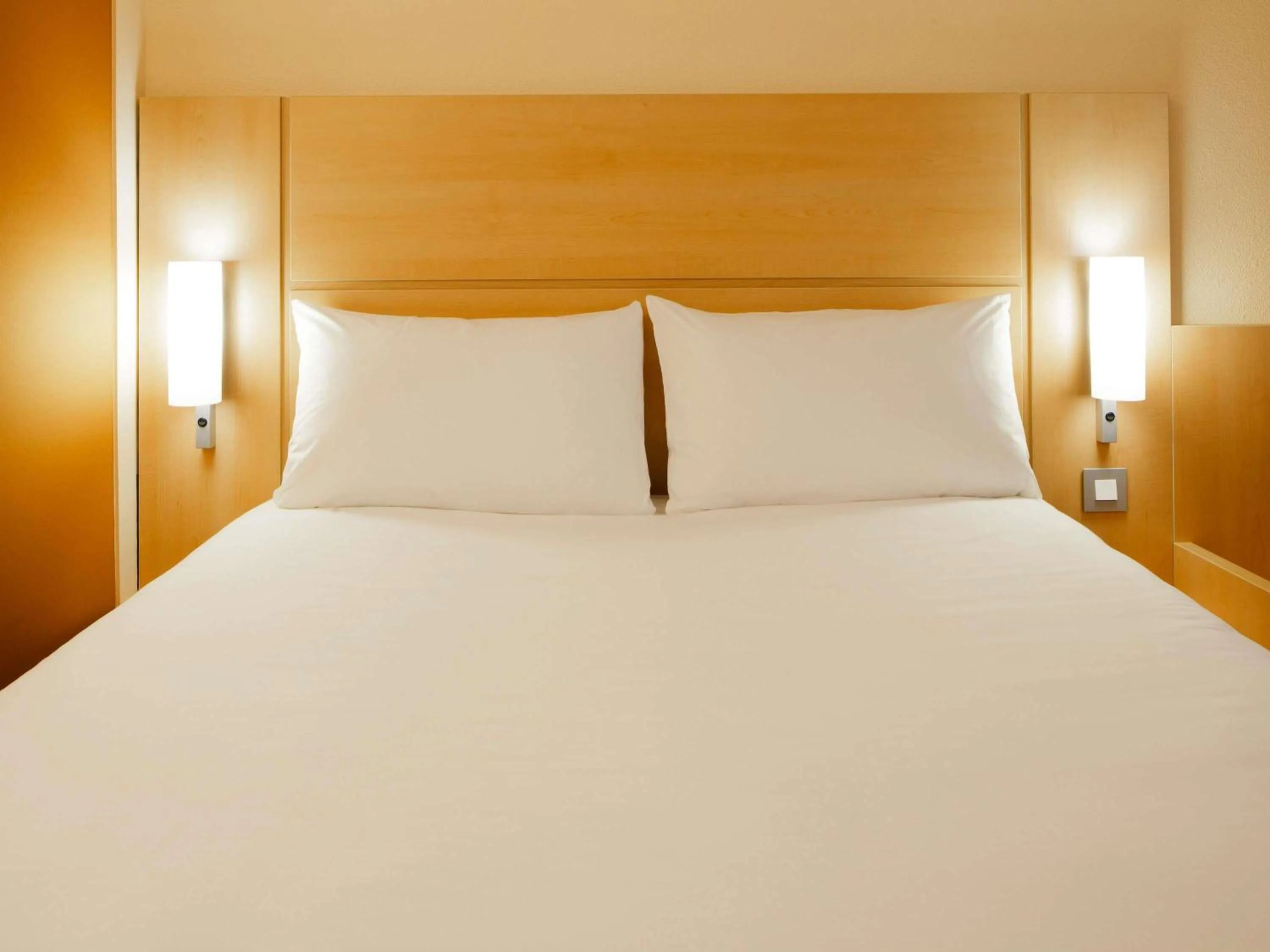 Bedroom, Bed in Hotel Ibis Milano Malpensa