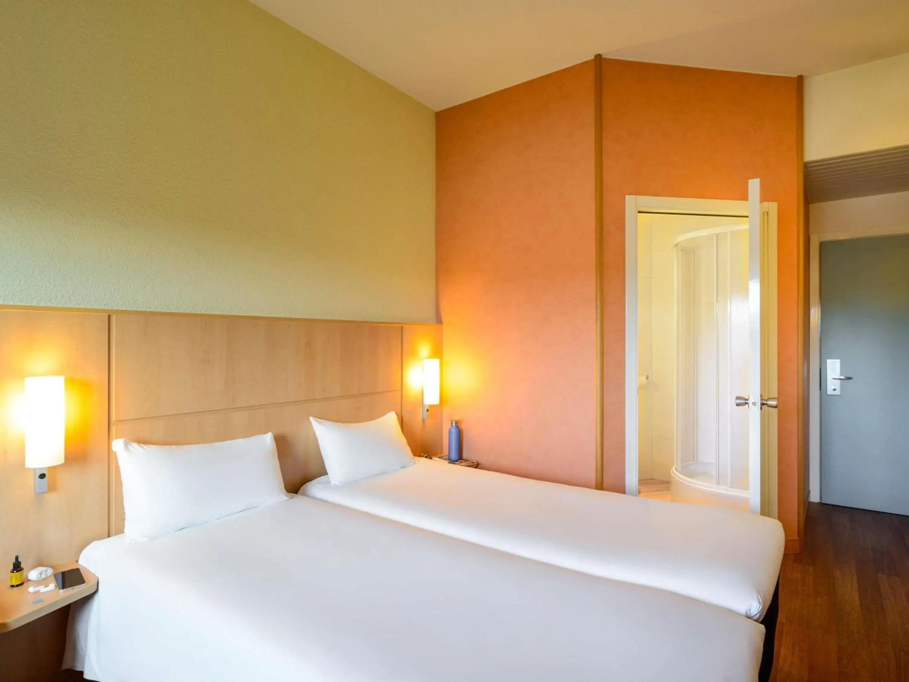 Bedroom, Bed in Hotel Ibis Milano Malpensa Bedroom, Bed in Hotel Ibis Milano Malpensa