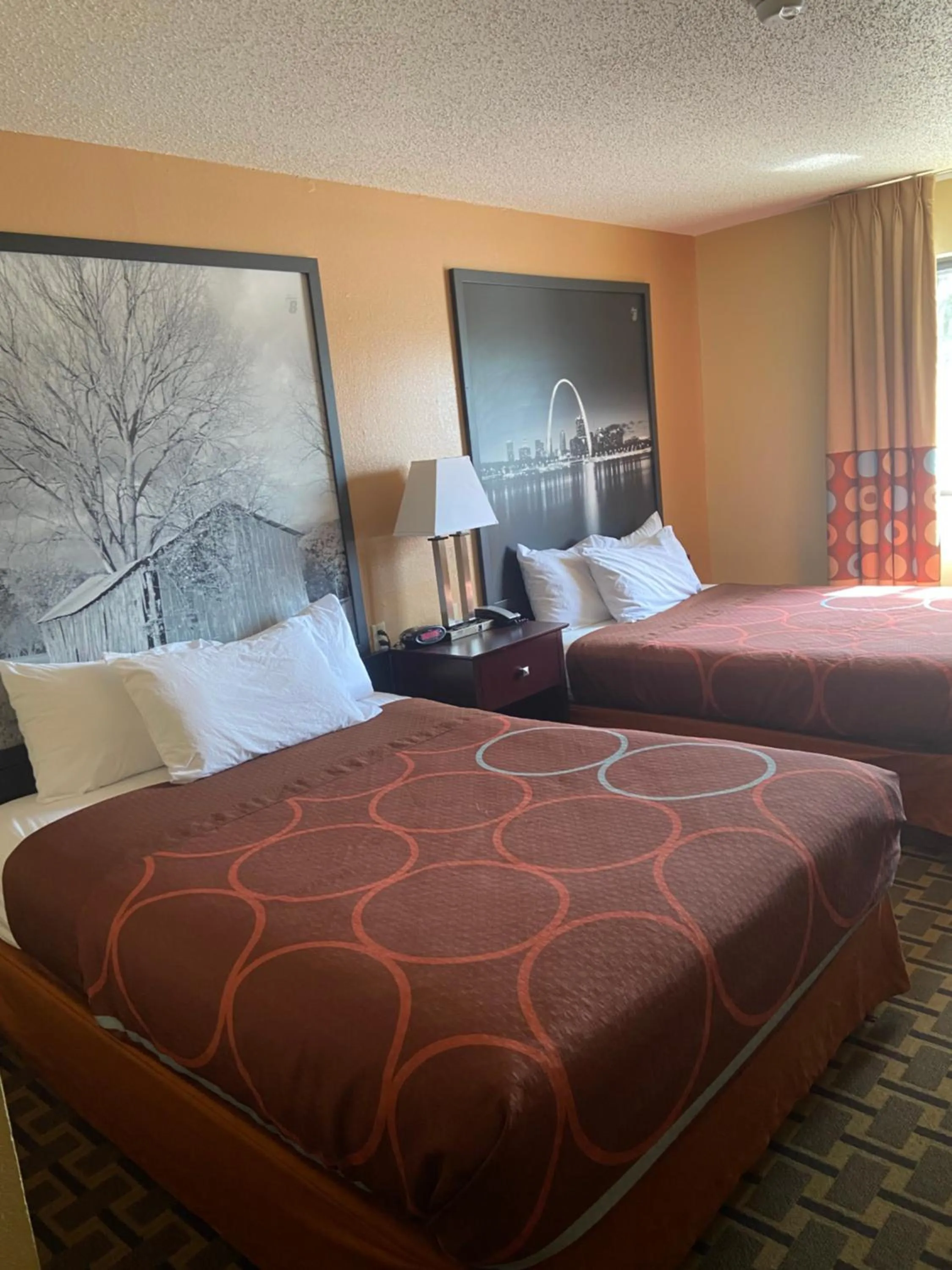 Restaurant/places to eat, Bed in Super 8 by Wyndham Lebanon