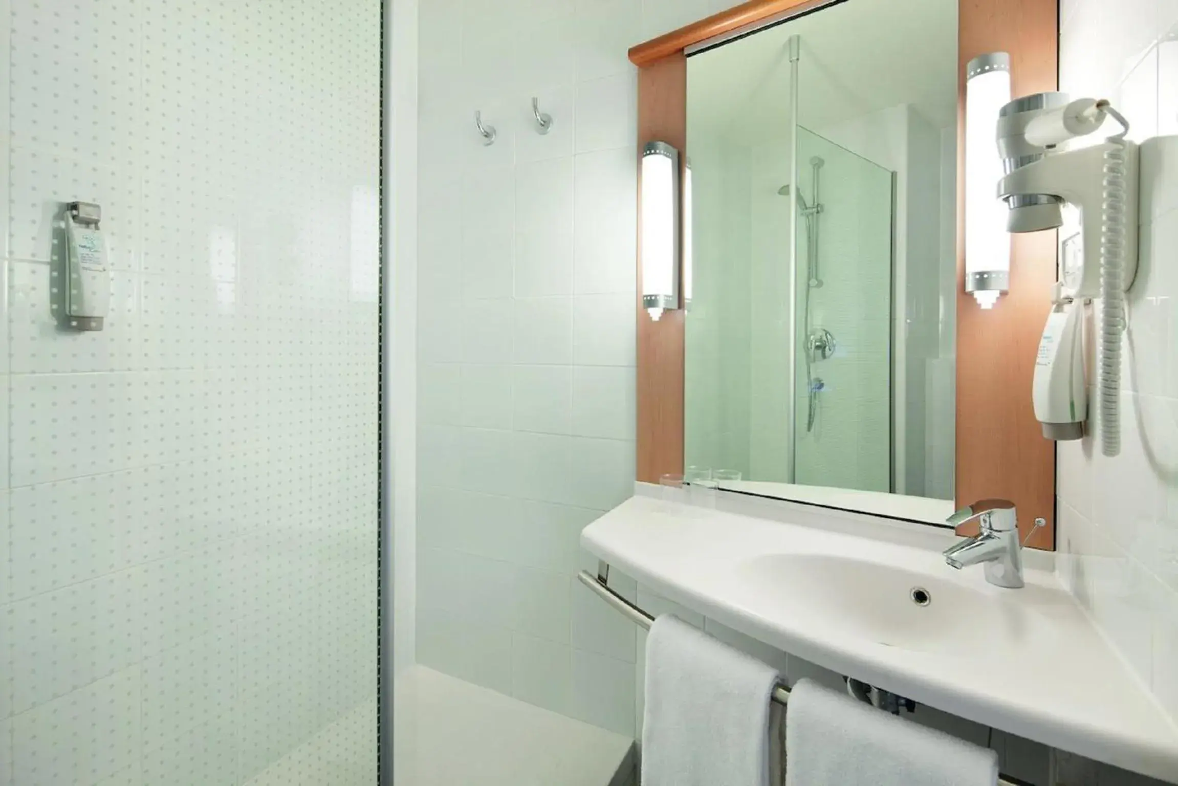 Bathroom in Hotel Ibis Milano Ca' Granda Bathroom in Hotel Ibis Milano Ca' Granda