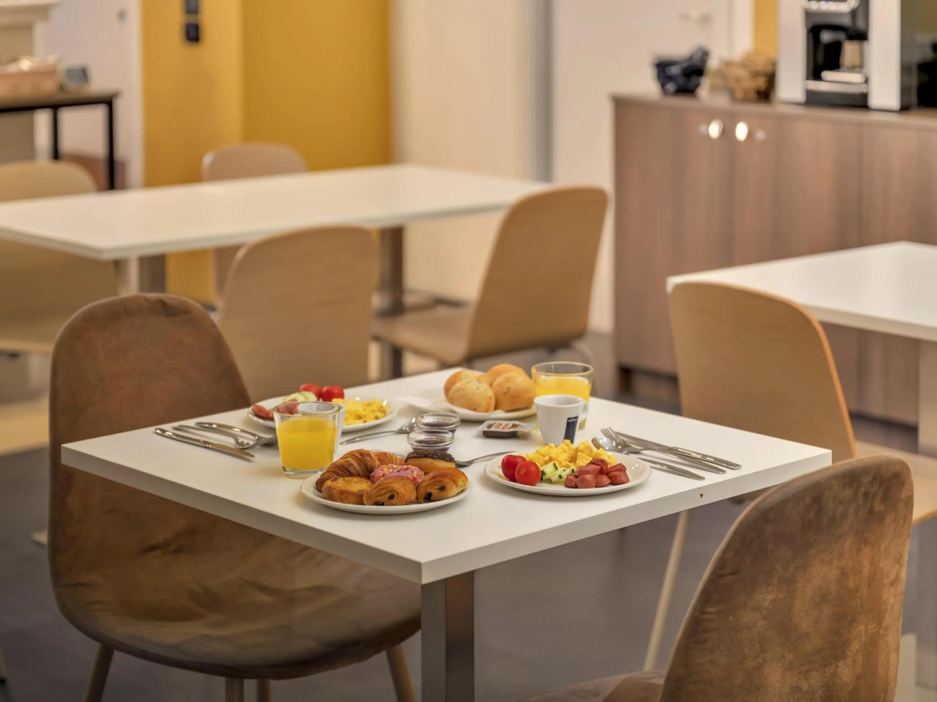 Restaurant/places to eat in B&B Hotel Cremona