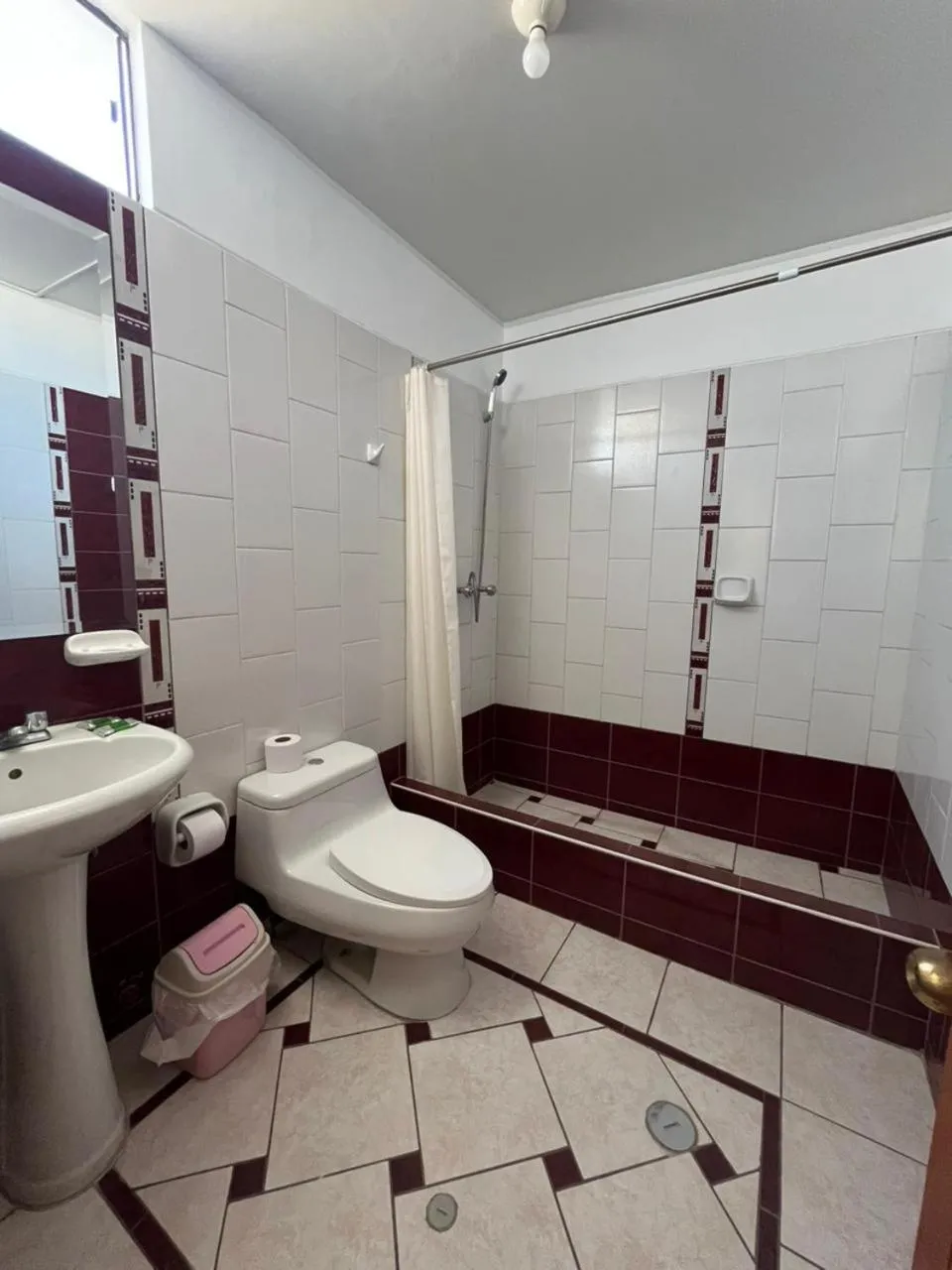 Shower in HOTEL AREQUIPA