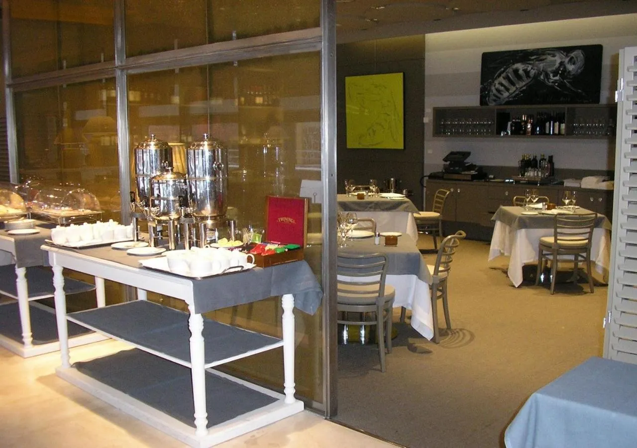 Restaurant/places to eat in Grand Hotel De La Ville