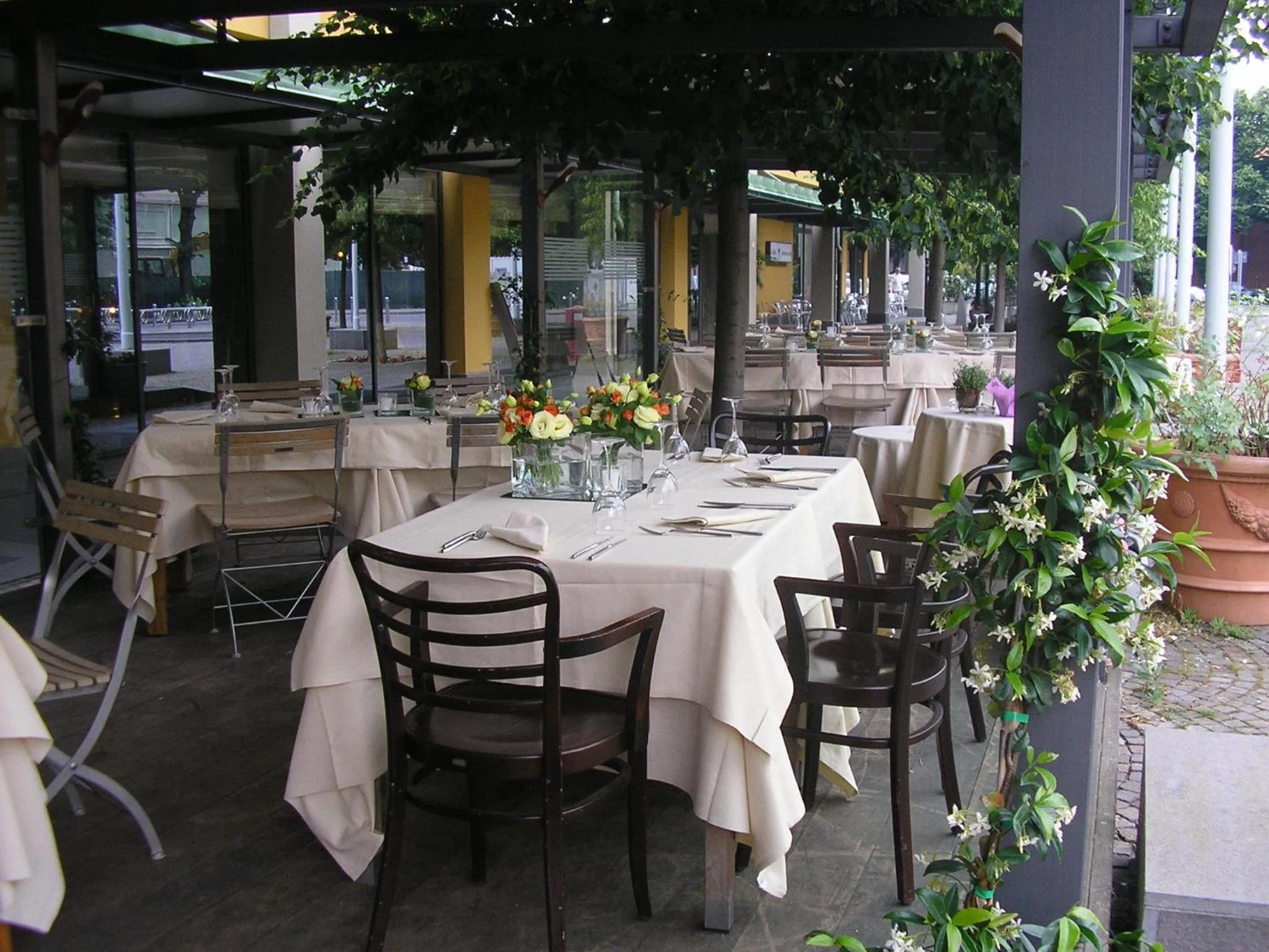 Restaurant/places to eat in Grand Hotel De La Ville