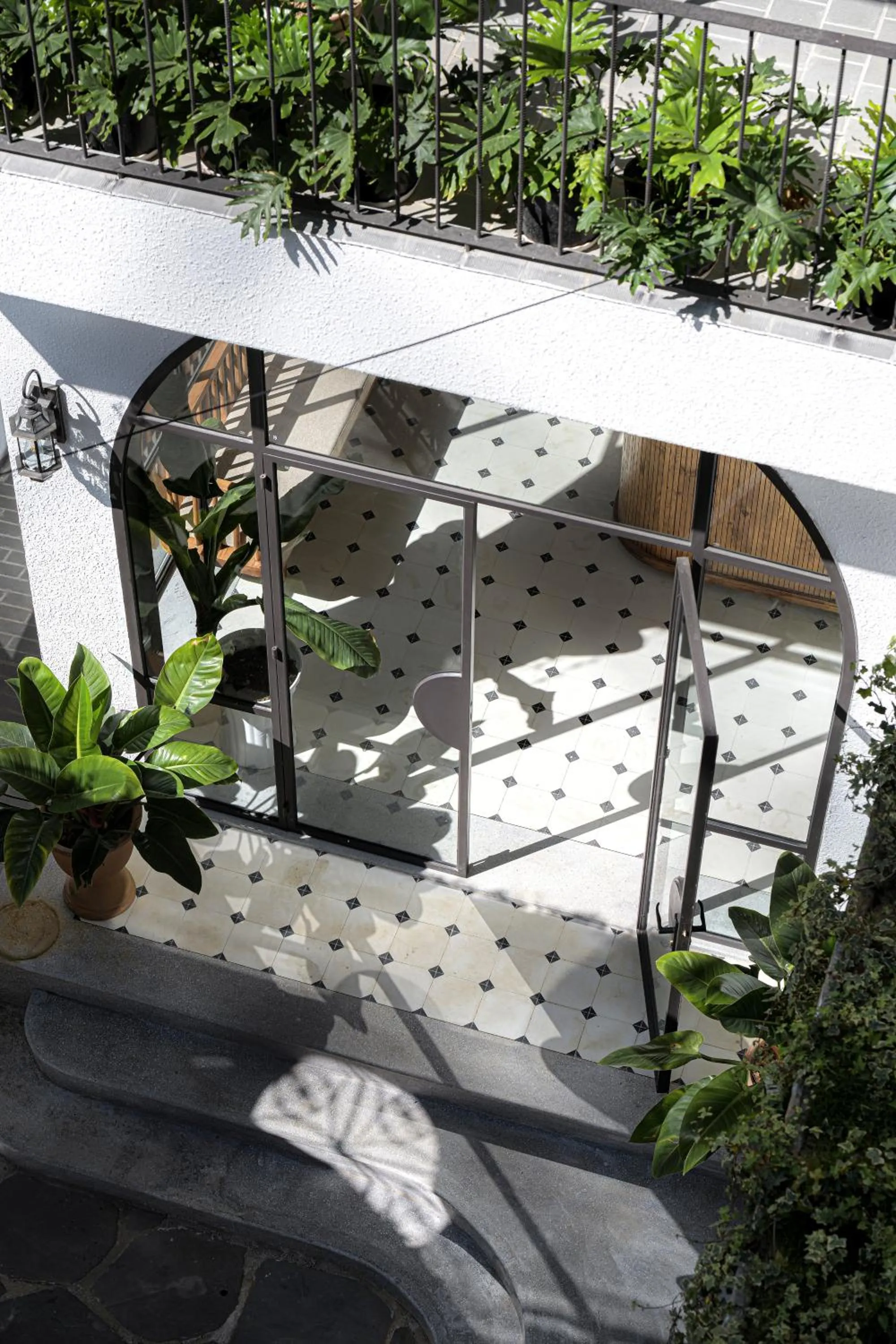 Facade/entrance in Thơm House