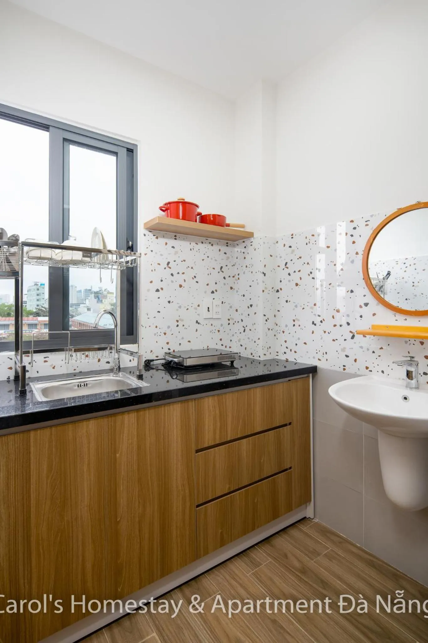 Kitchen or kitchenette in Carol Homestay & Apartment Da Nang 3