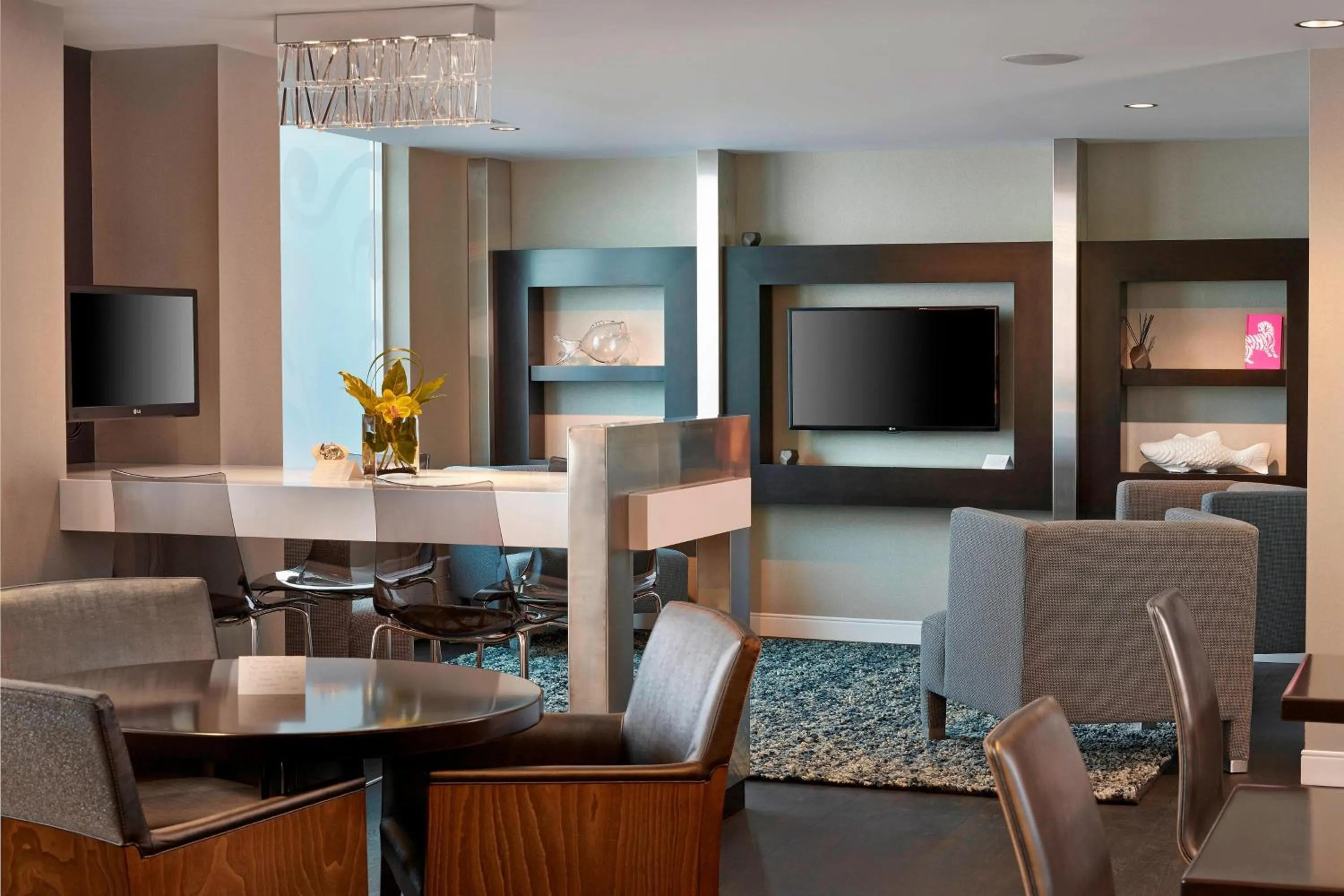 Lounge or bar in Renaissance Edmonton Airport Hotel