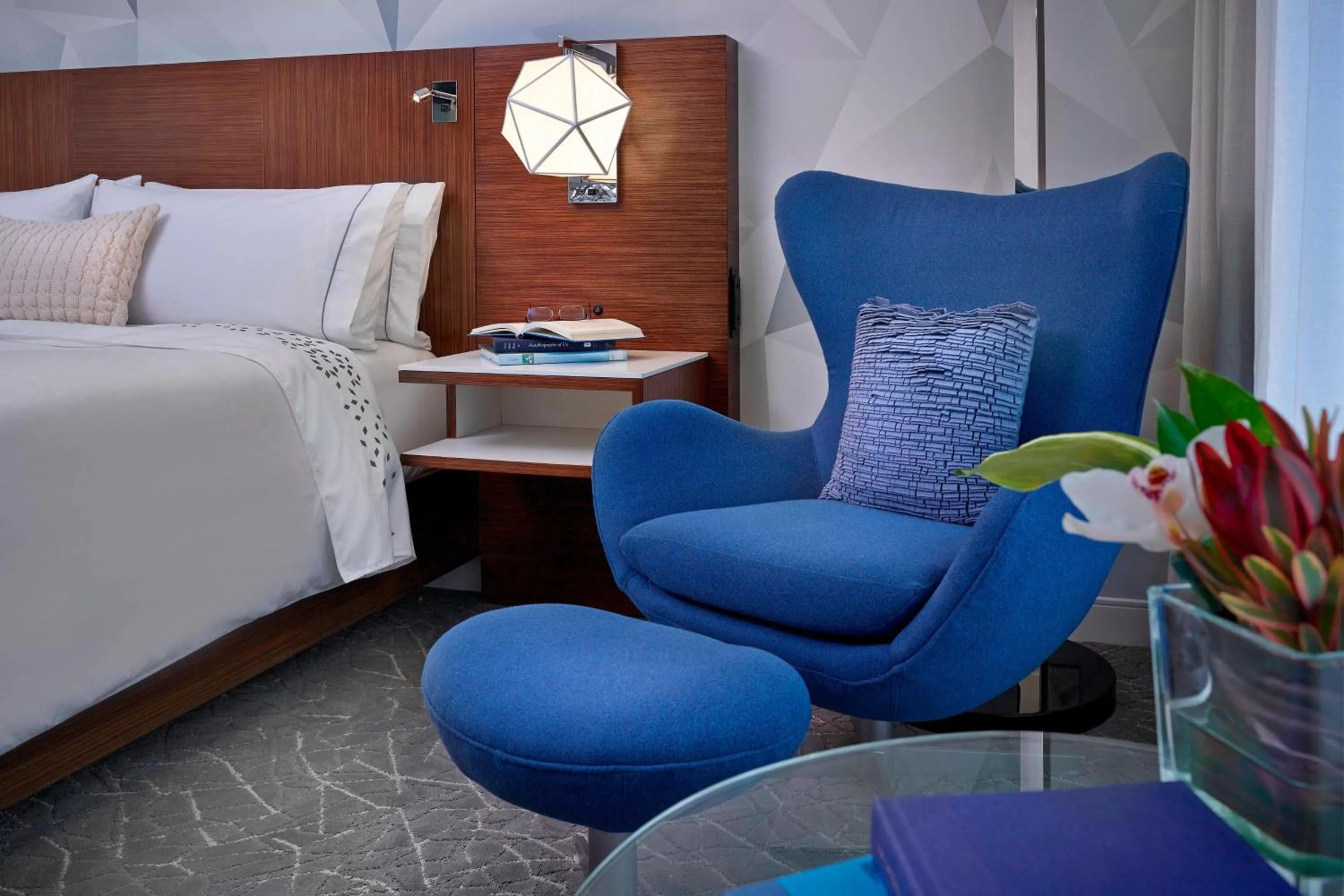 Photo of the whole room, Bed in Renaissance Edmonton Airport Hotel