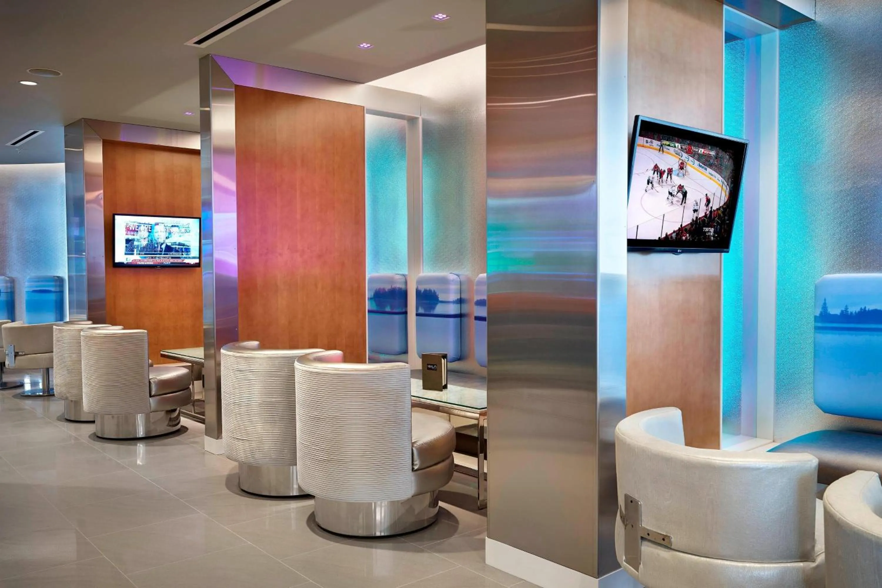 Lounge or bar in Renaissance Edmonton Airport Hotel