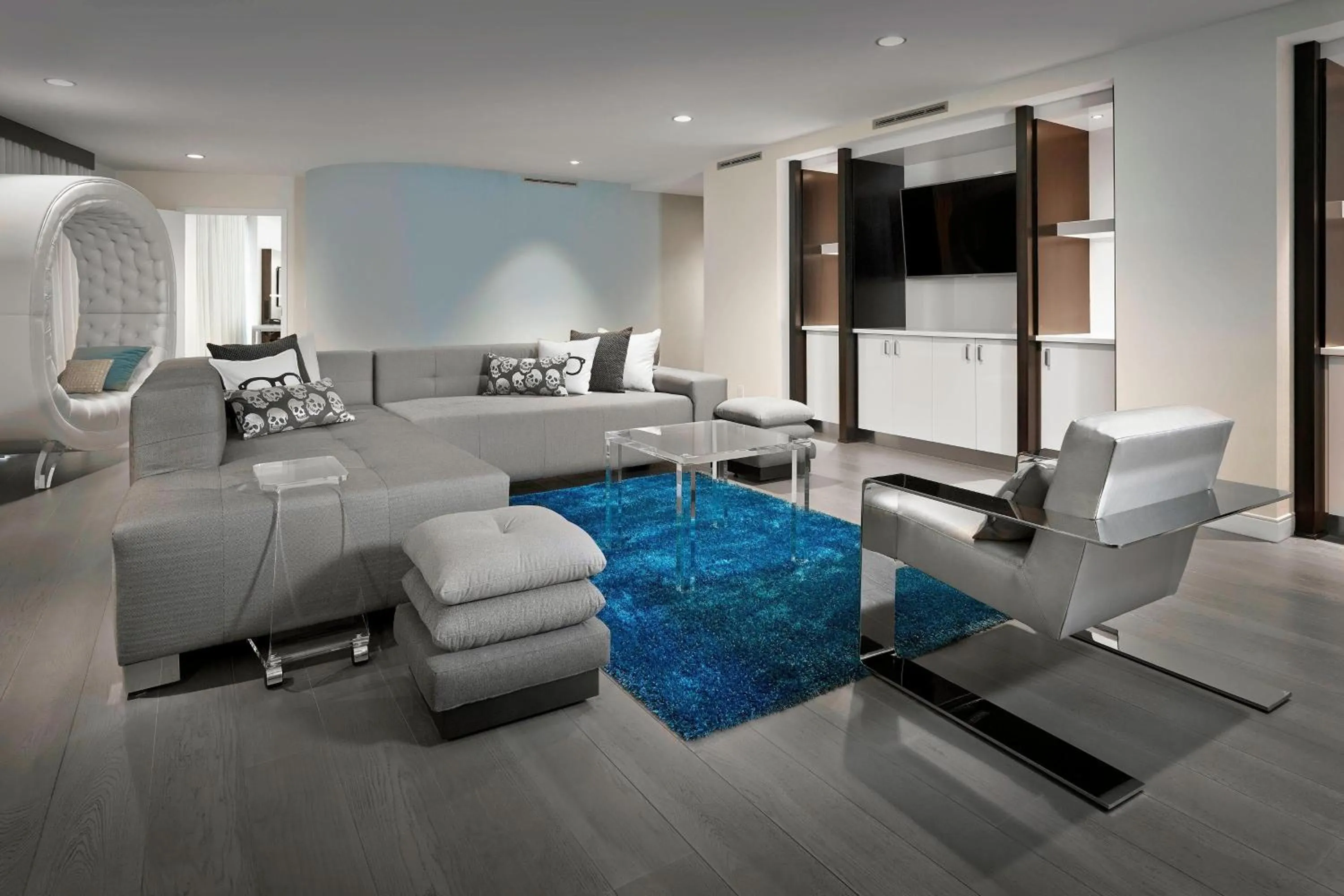 Living room in Renaissance Edmonton Airport Hotel