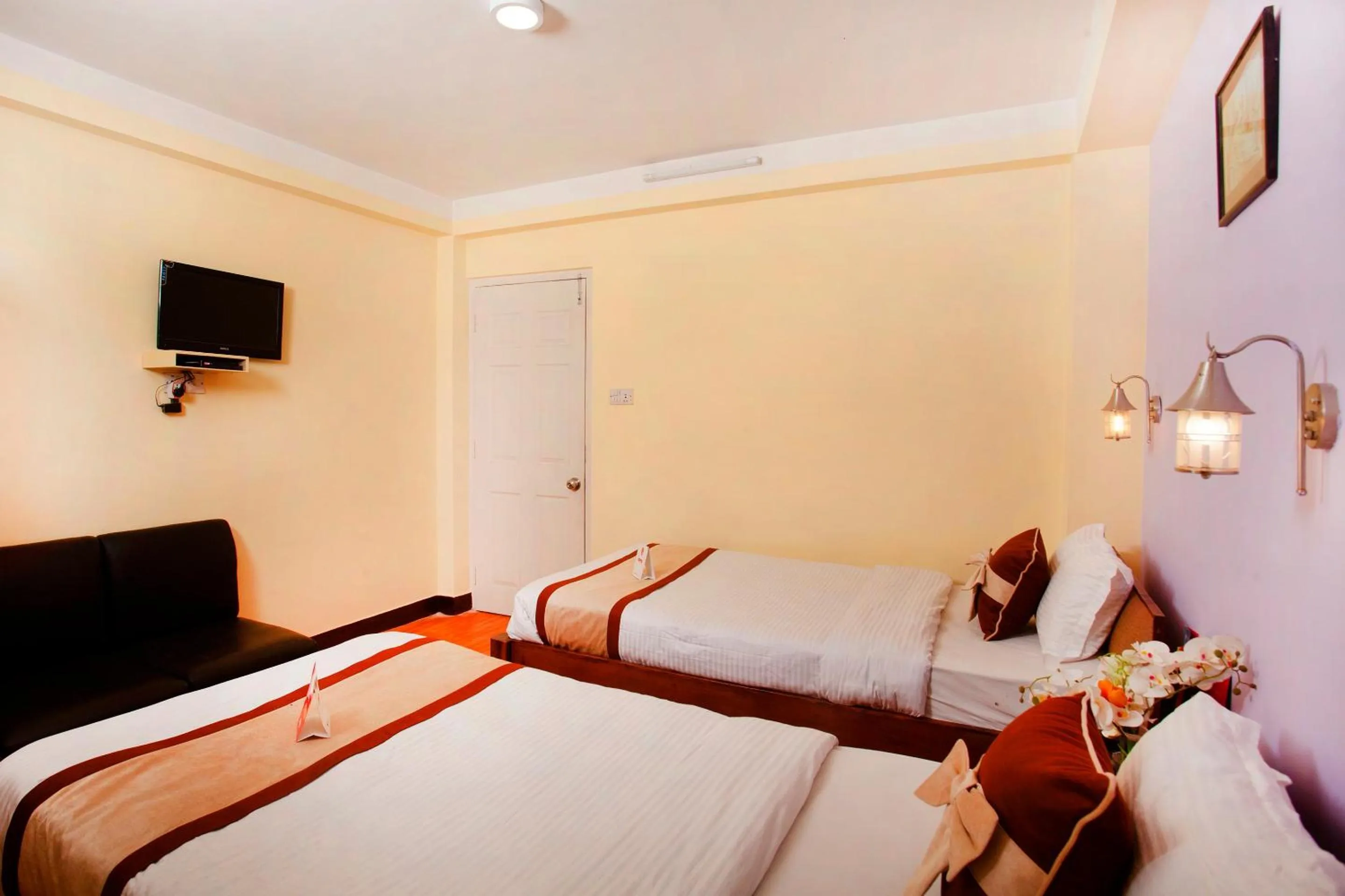 Bedroom, Bed in OYO 167 Hotel Lotus Buddha Inn