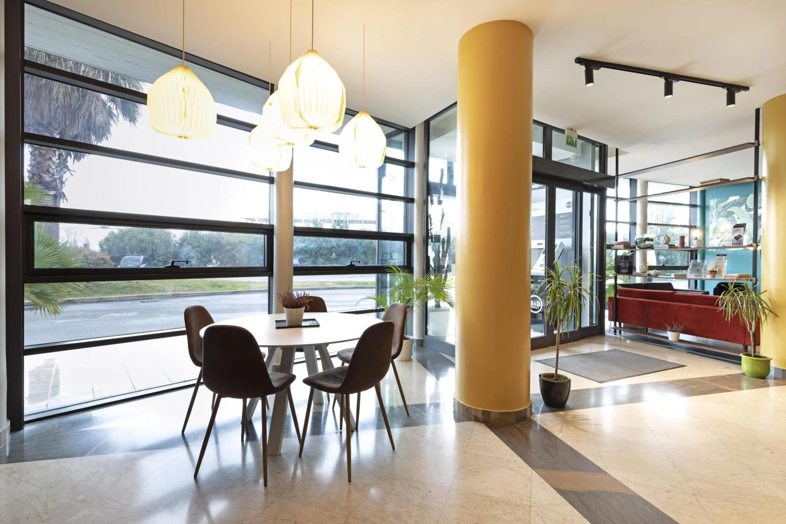 Lobby or reception in B&B HOTEL Pisa Airport