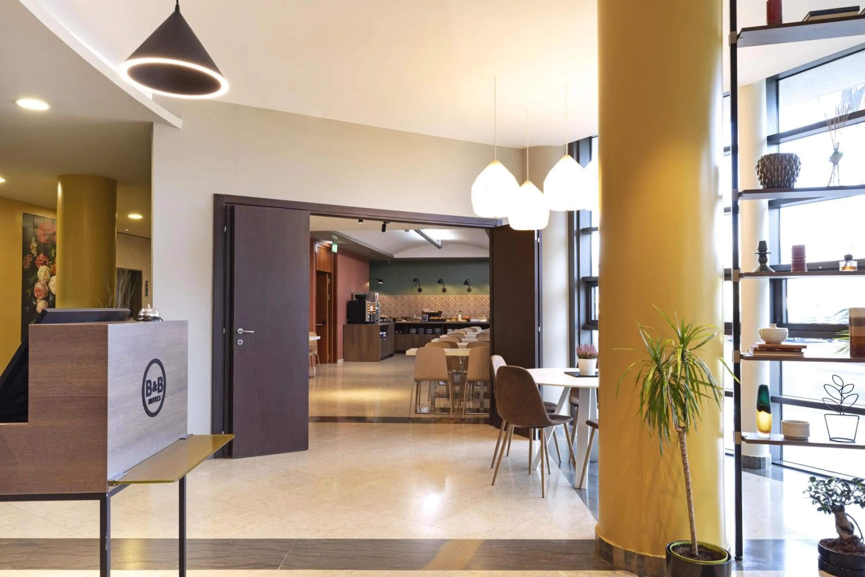 Lobby or reception in B&B HOTEL Pisa Airport