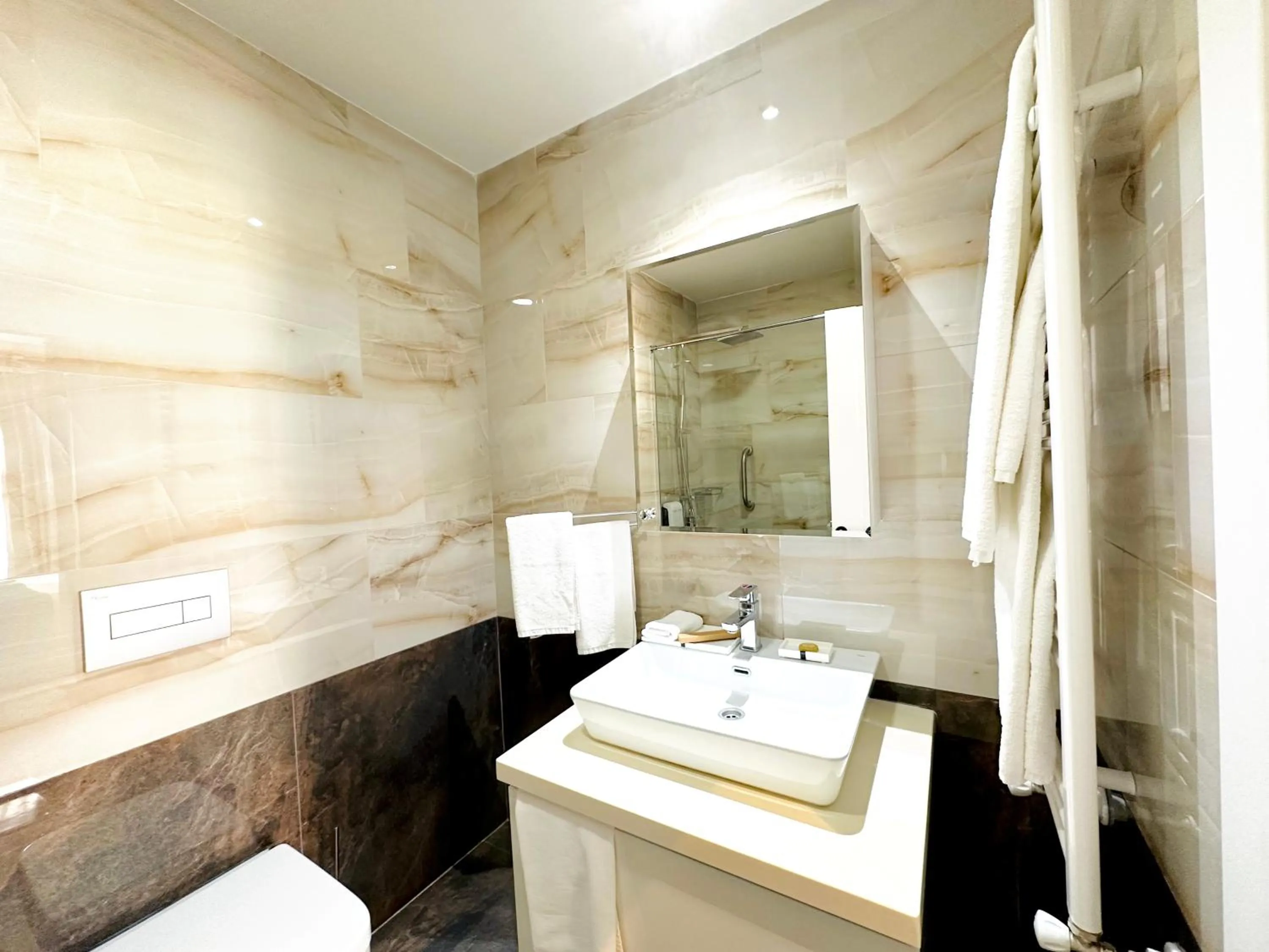 Shower in Somerset City Centre Atyrau