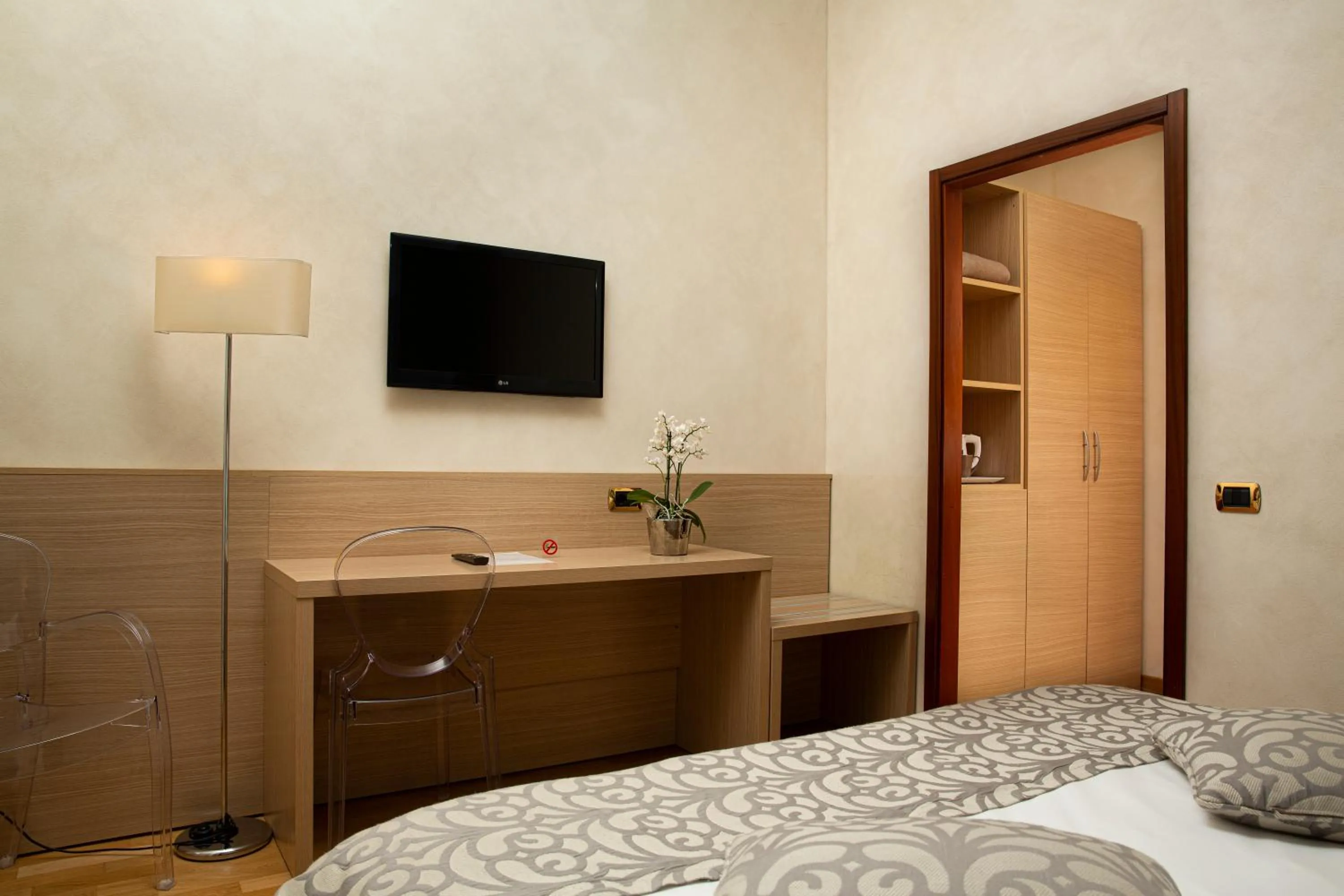 TV and multimedia, Bed in Hotel Villa Elisa & Spa