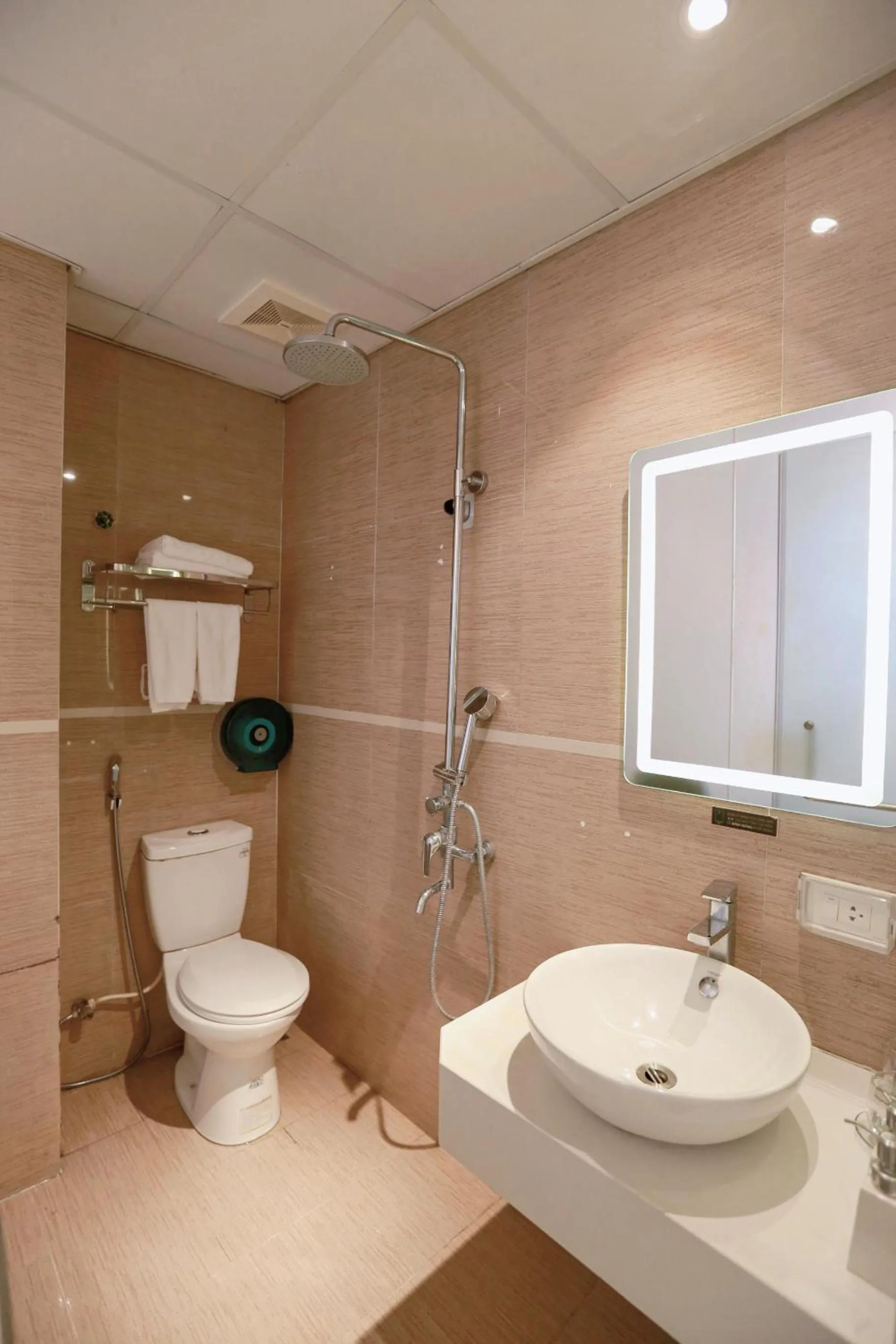 Shower in Keypad Hotel - 28 Dịch Vọng Hậu
