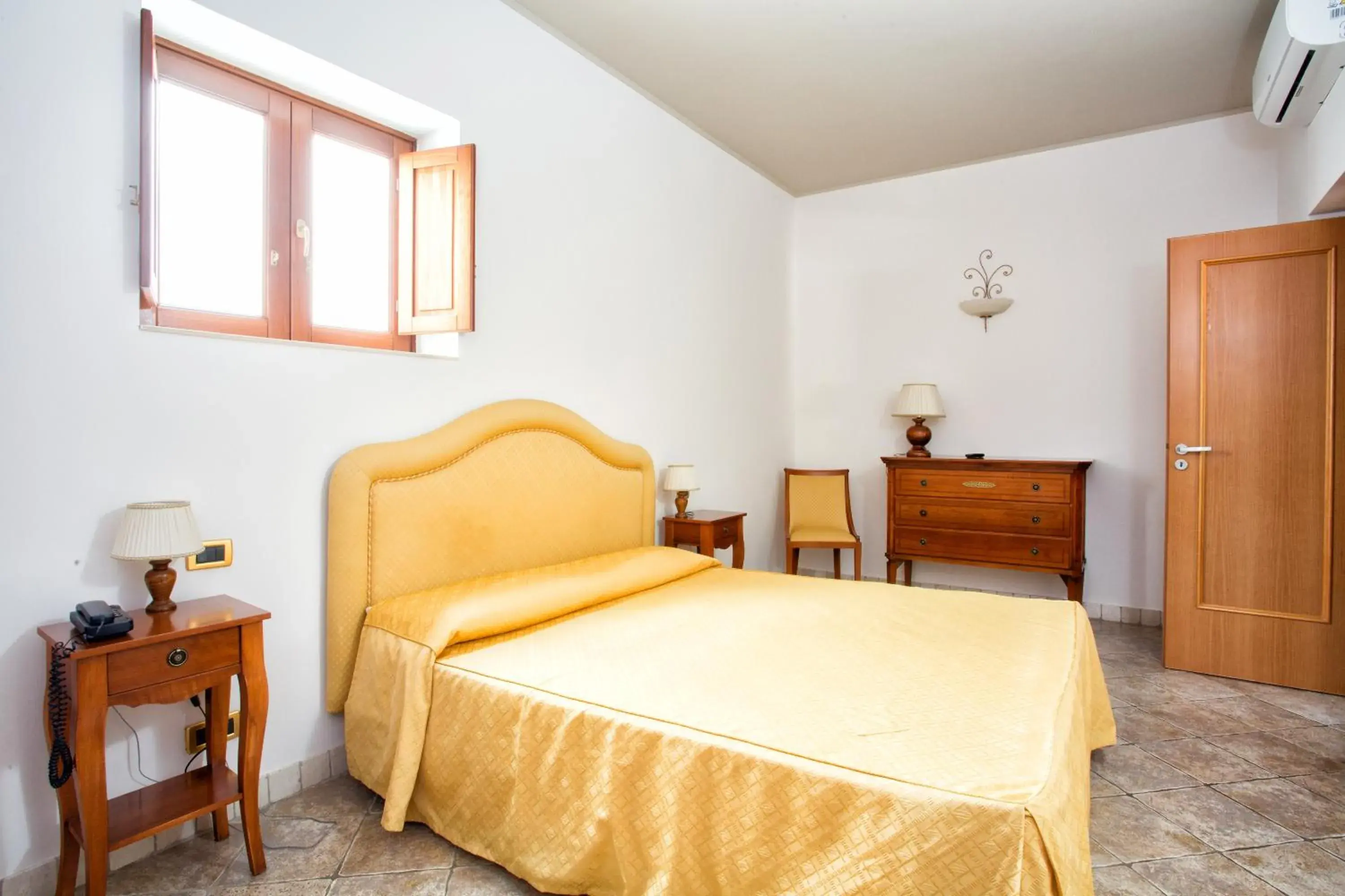 Bedroom, Bed in Hotel Tritone Lipari