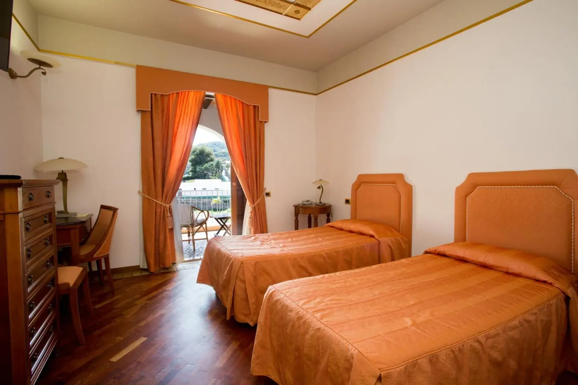 Balcony/Terrace, Bed in Hotel Tritone Lipari