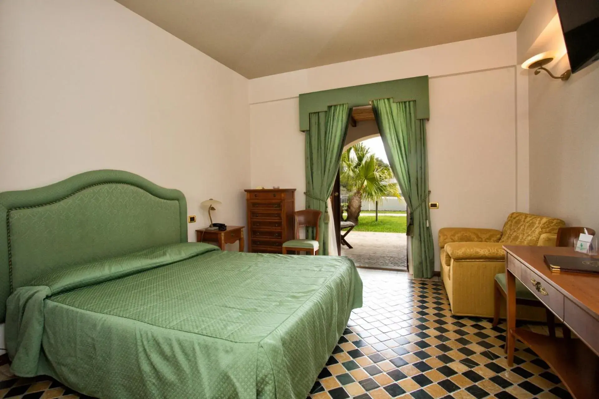 Bedroom, Bed in Hotel Tritone Lipari