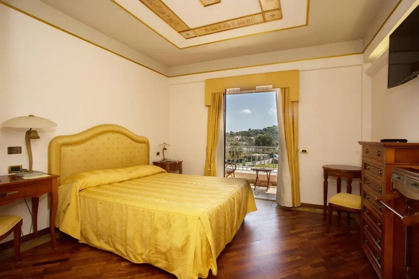 Balcony/Terrace, Bed in Hotel Tritone Lipari