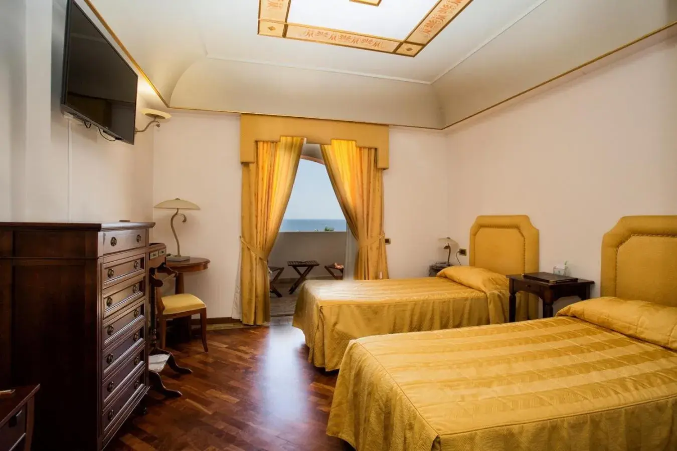 Balcony/Terrace, Bed in Hotel Tritone Lipari