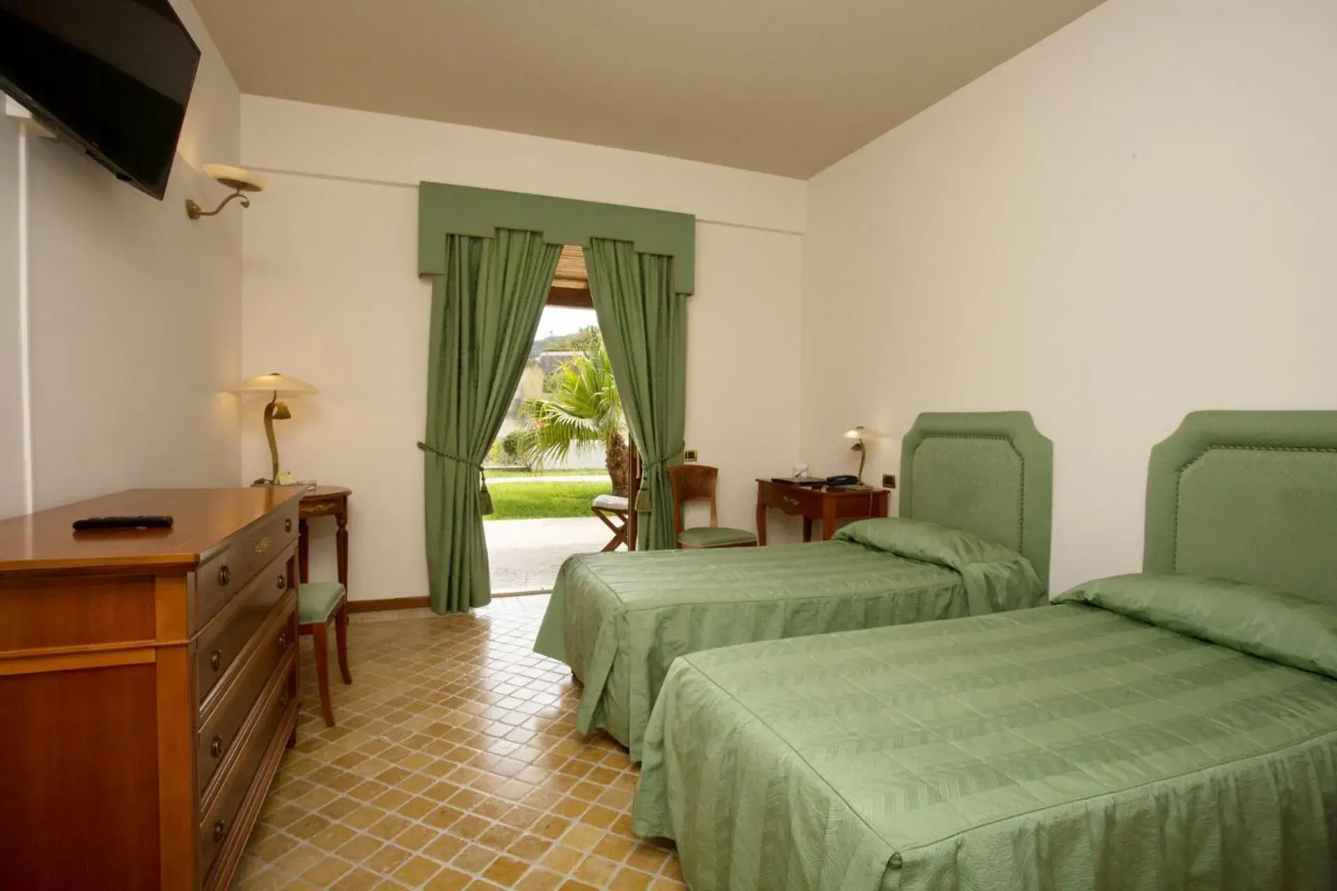 Patio, Bed in Hotel Tritone Lipari