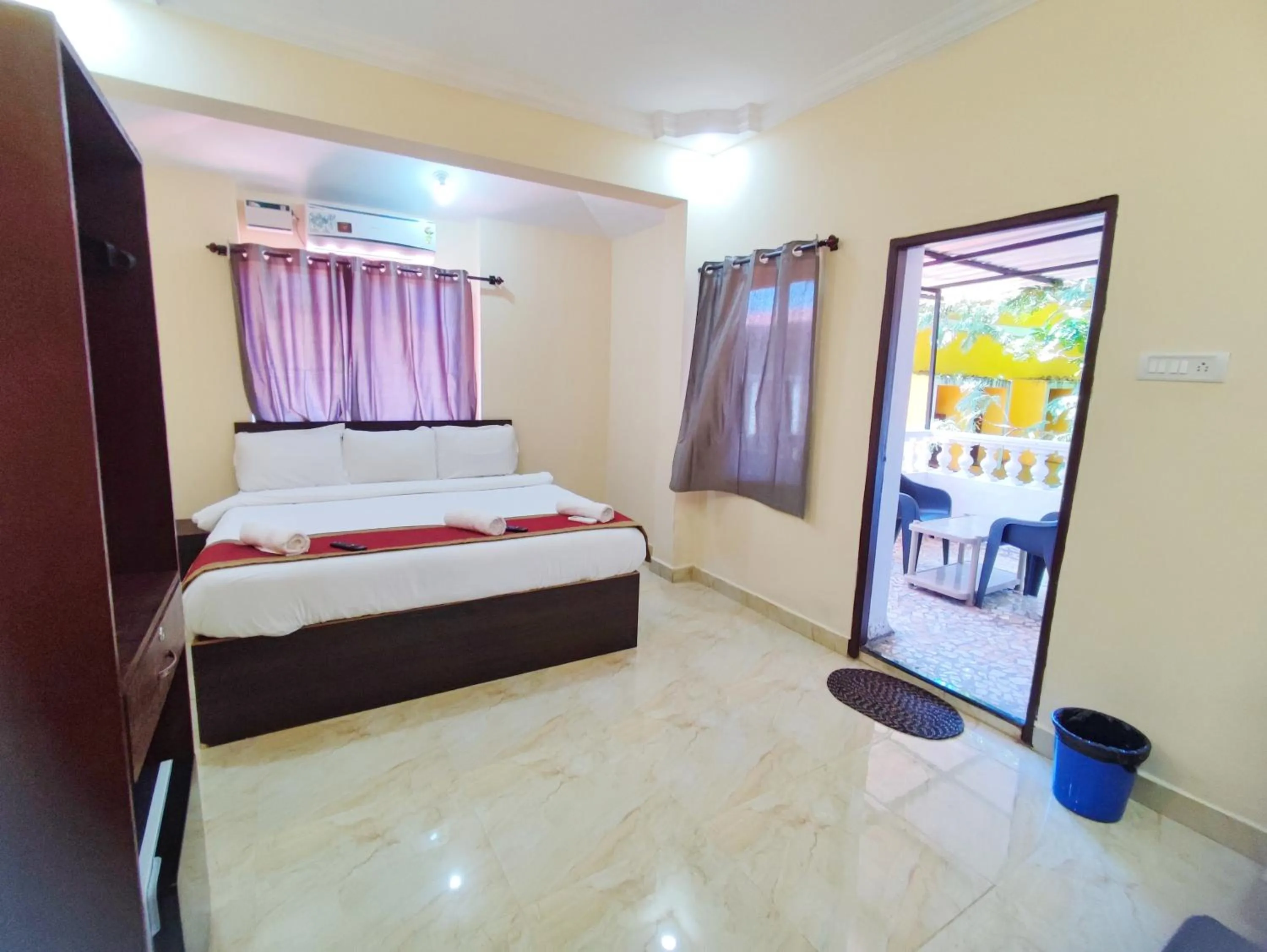 Photo of the whole room in Hotel Candolim Aloft