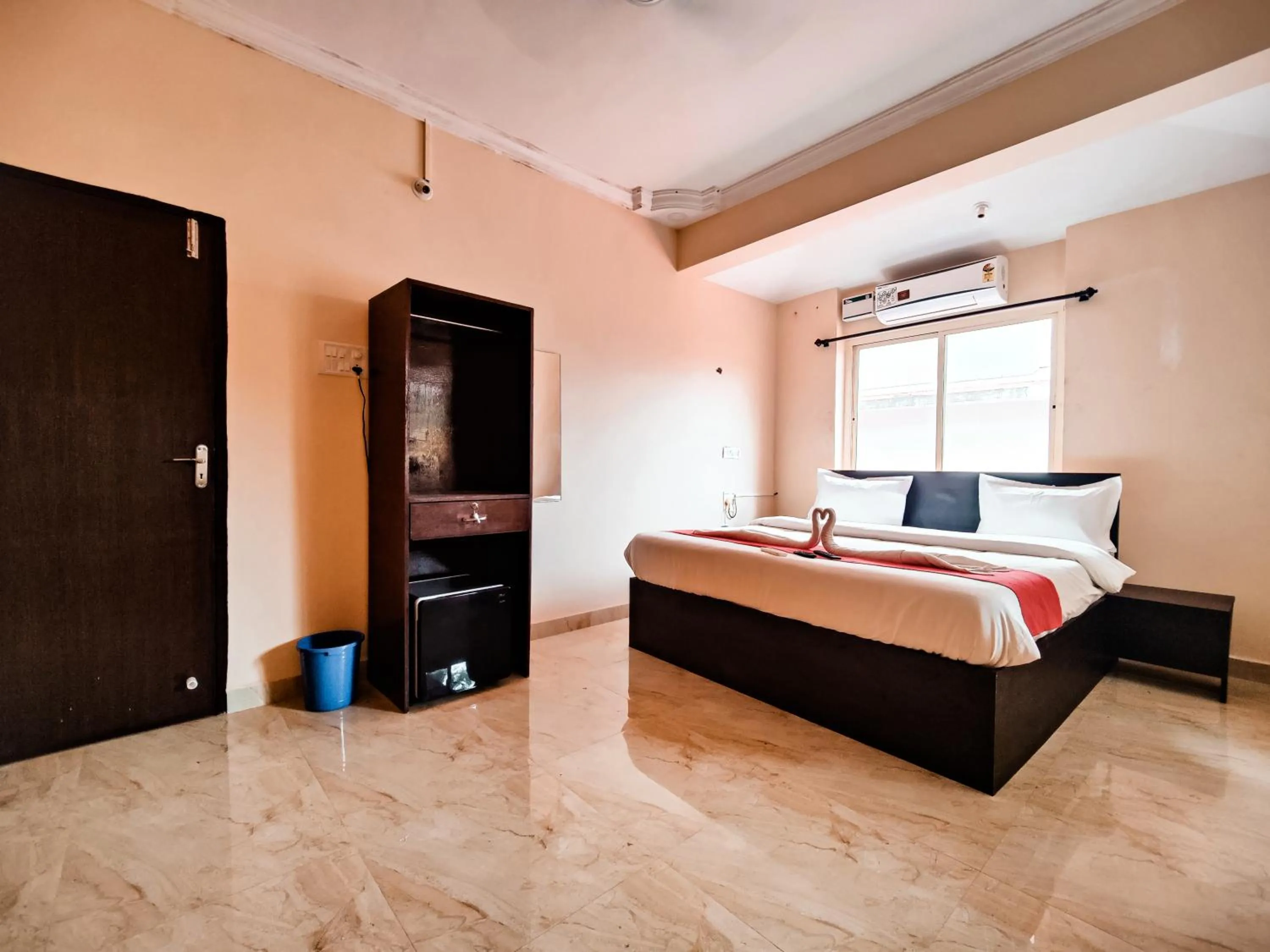 Photo of the whole room in Hotel Candolim Aloft