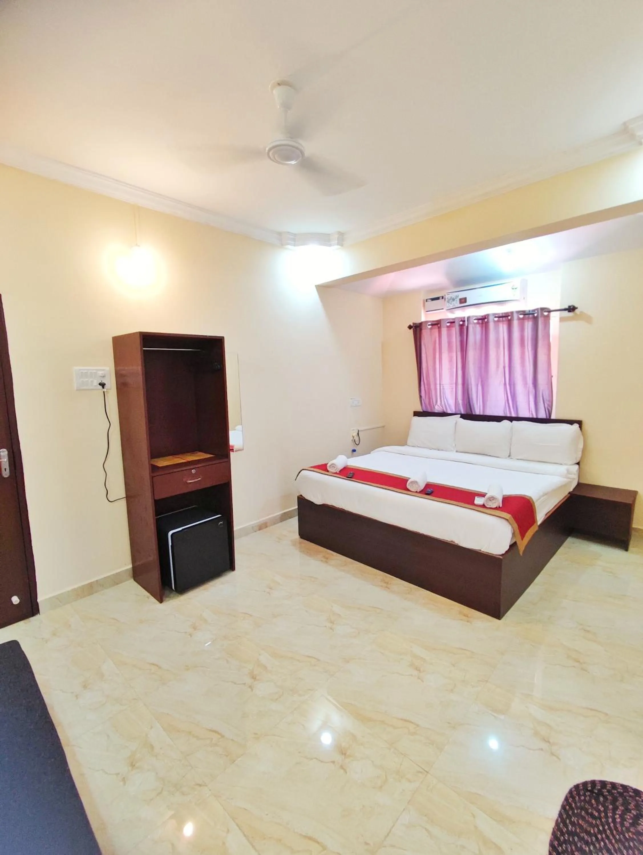 Photo of the whole room in Hotel Candolim Aloft