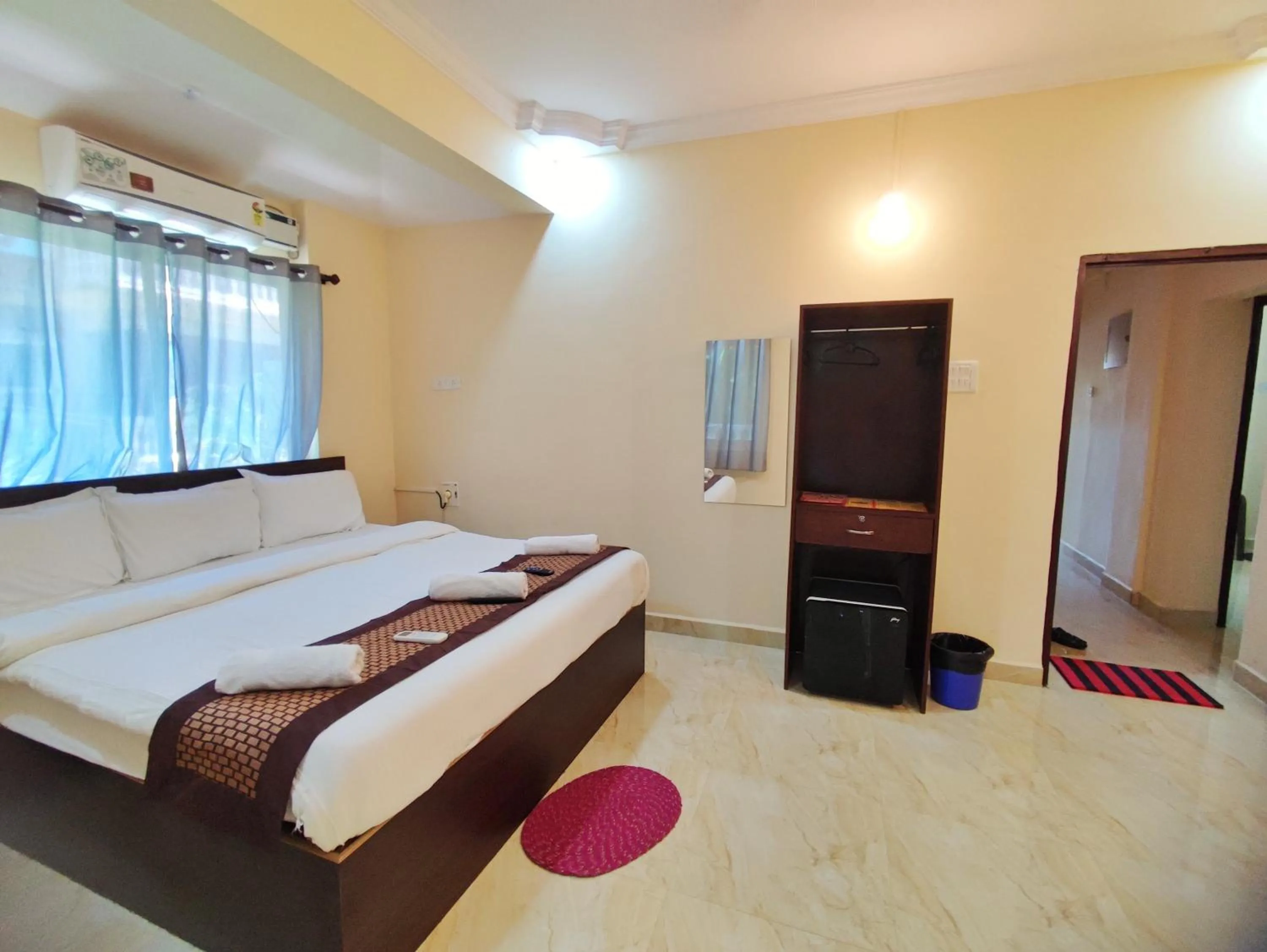 Photo of the whole room in Hotel Candolim Aloft