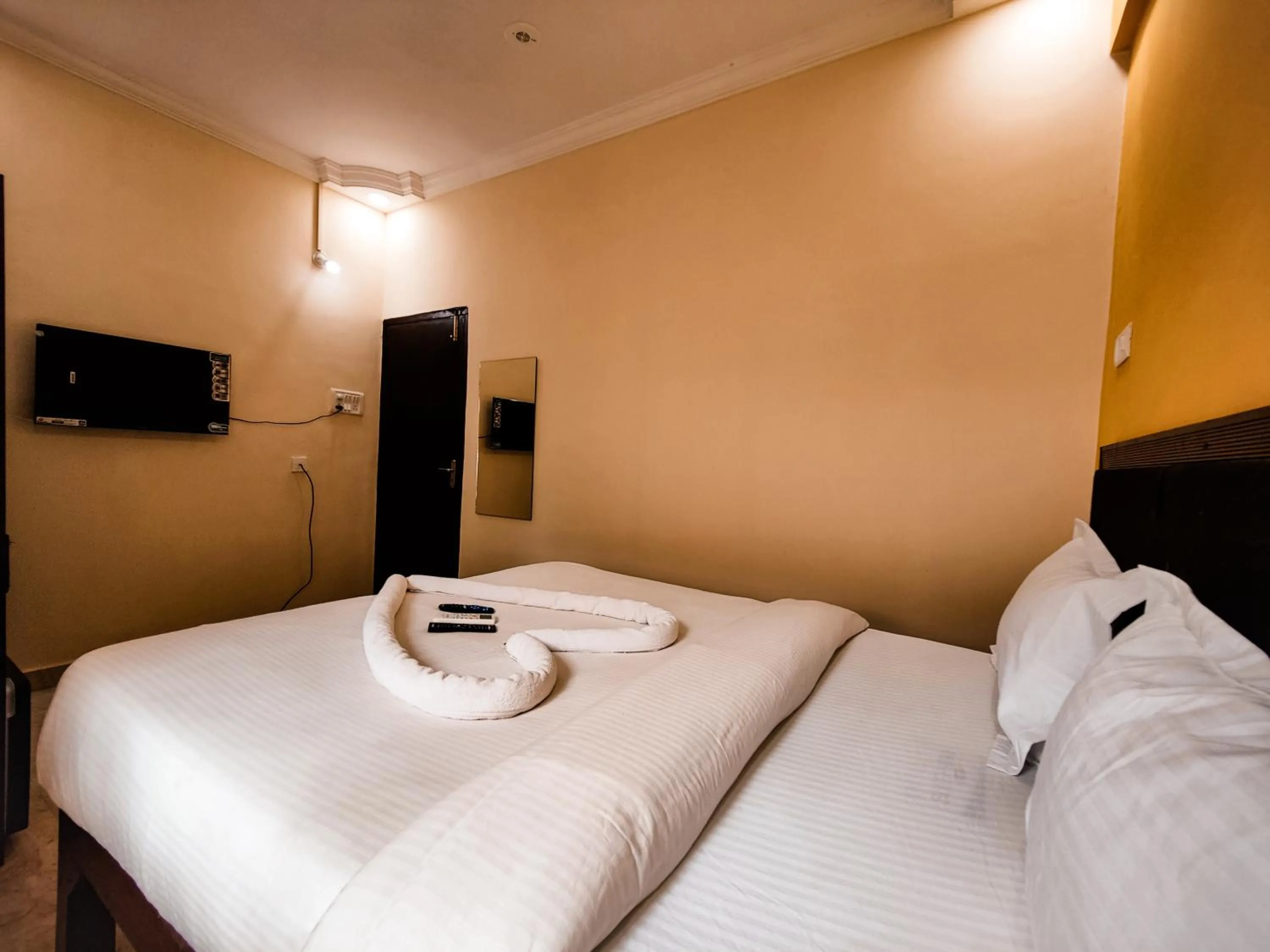 Photo of the whole room in Hotel Candolim Aloft