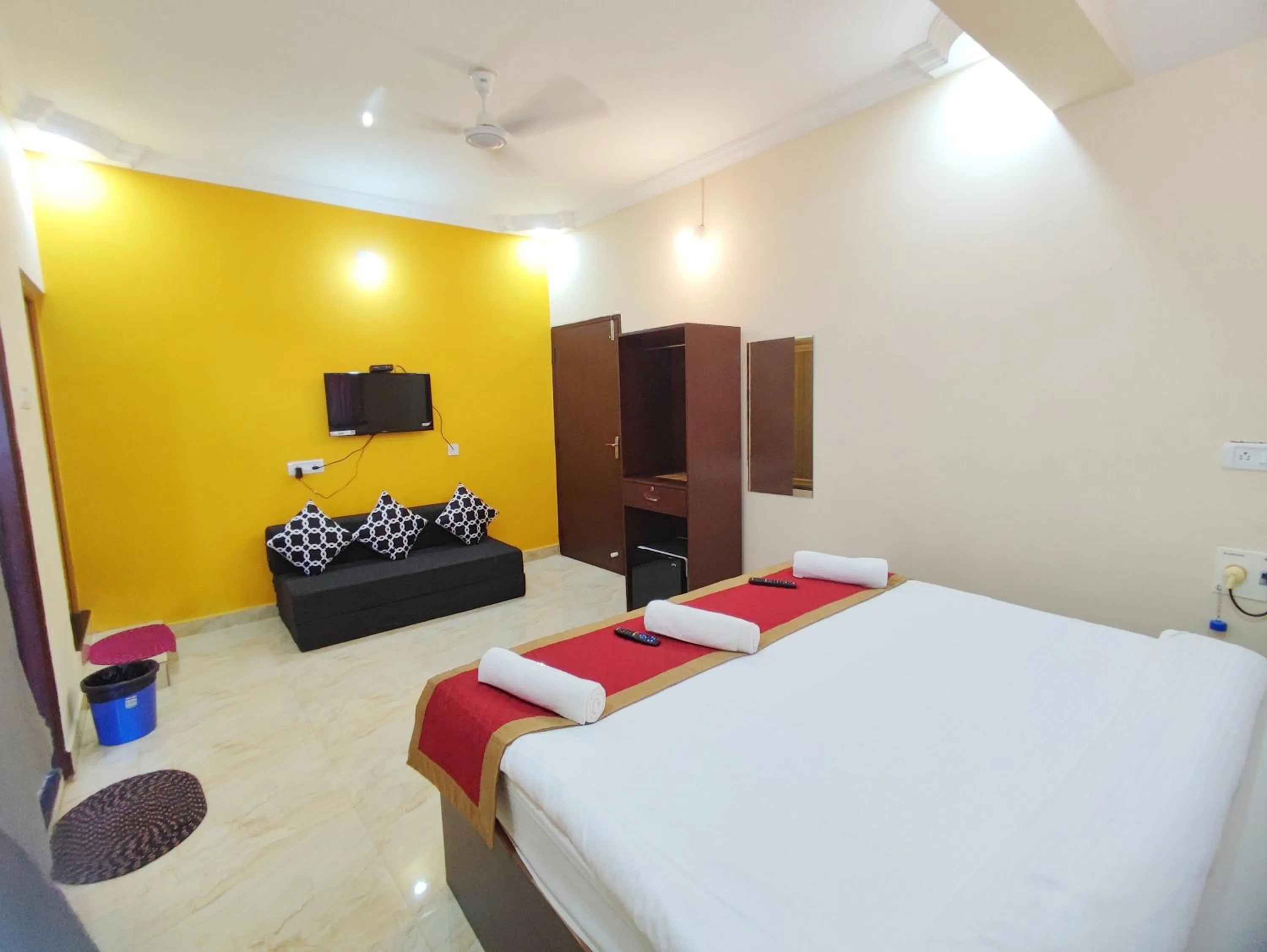 Photo of the whole room in Hotel Candolim Aloft