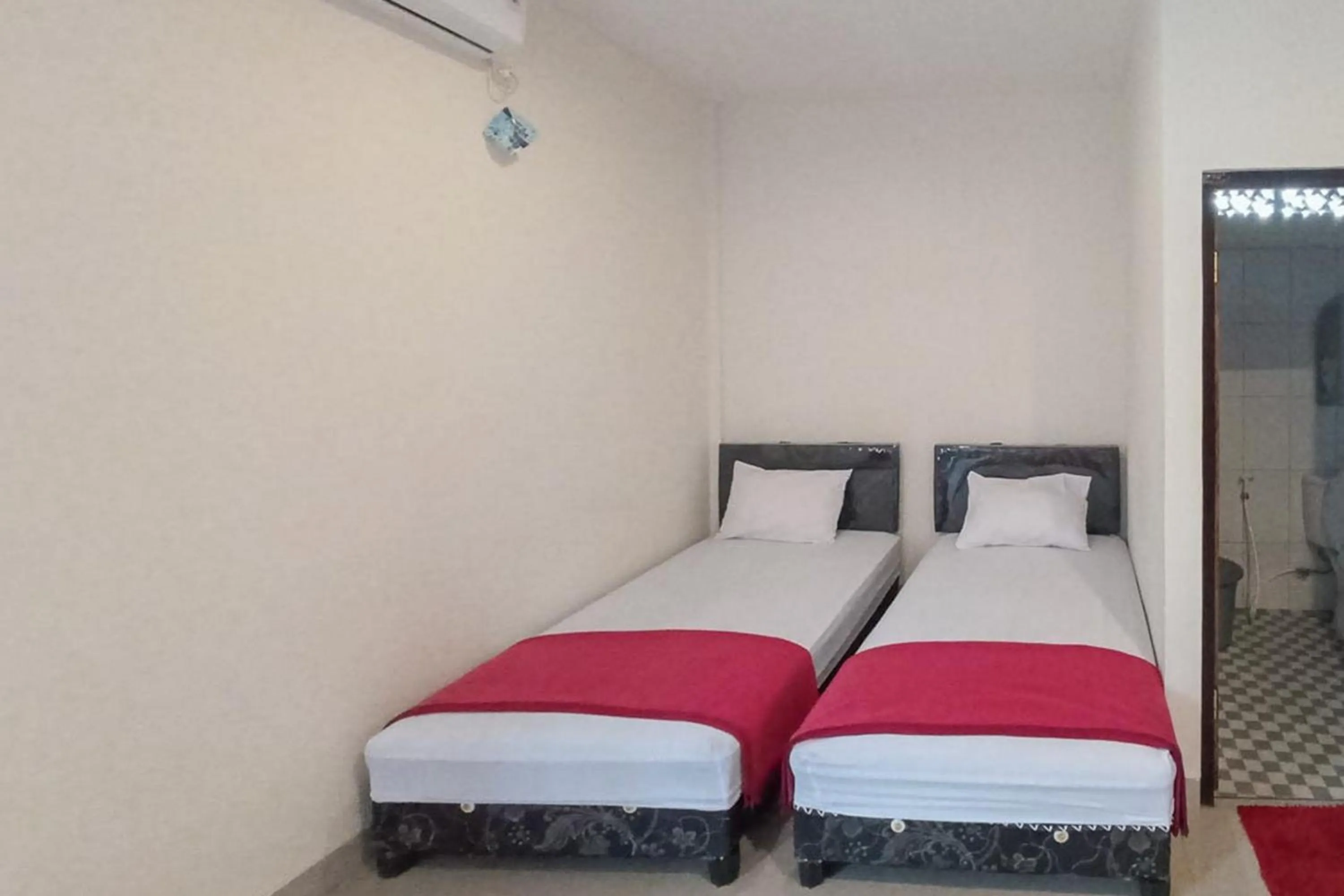 Bed in RedDoorz Syariah near Sentani City Square