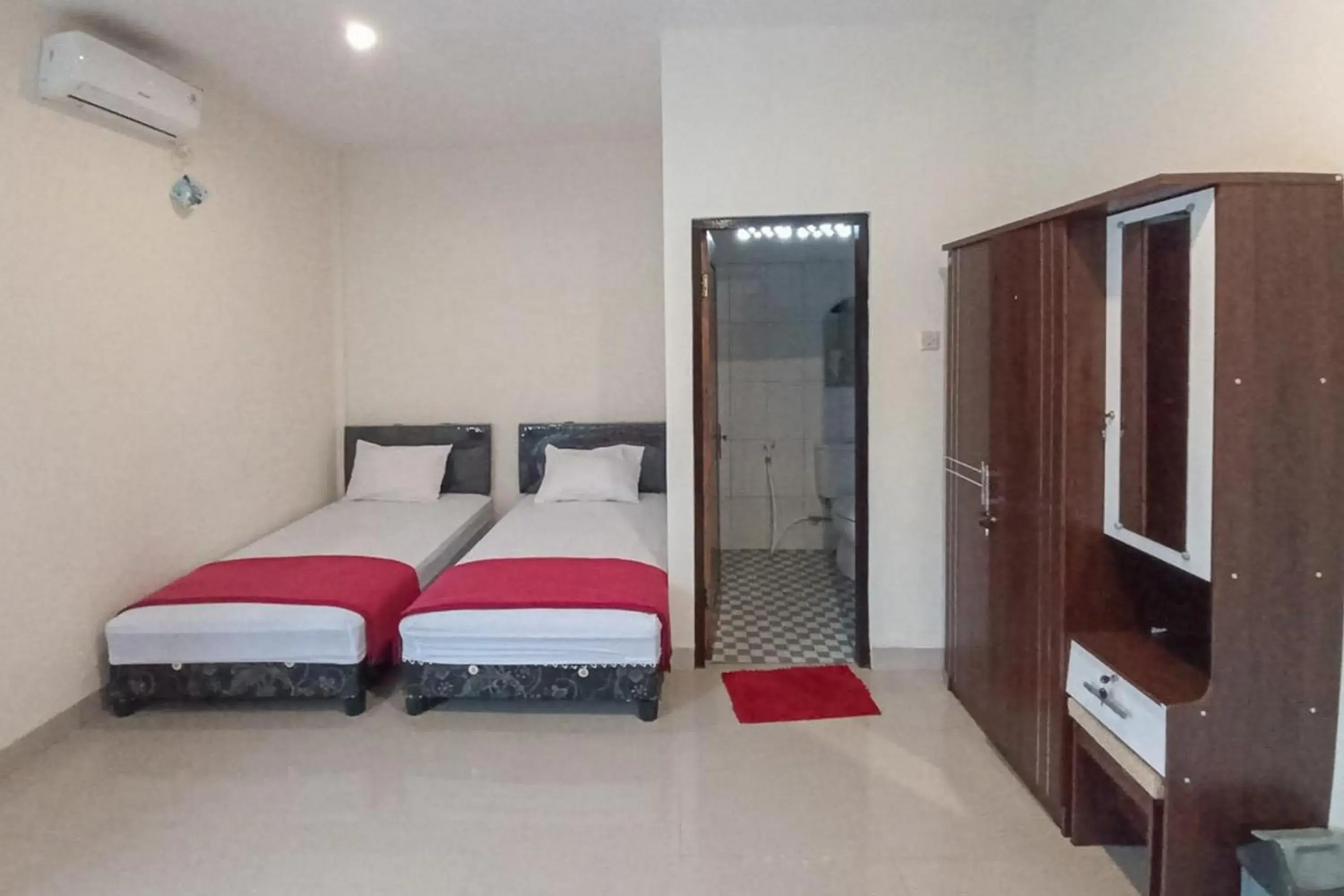 Twin Room in RedDoorz Syariah near Sentani City Square Twin Room in RedDoorz Syariah near Sentani City Square