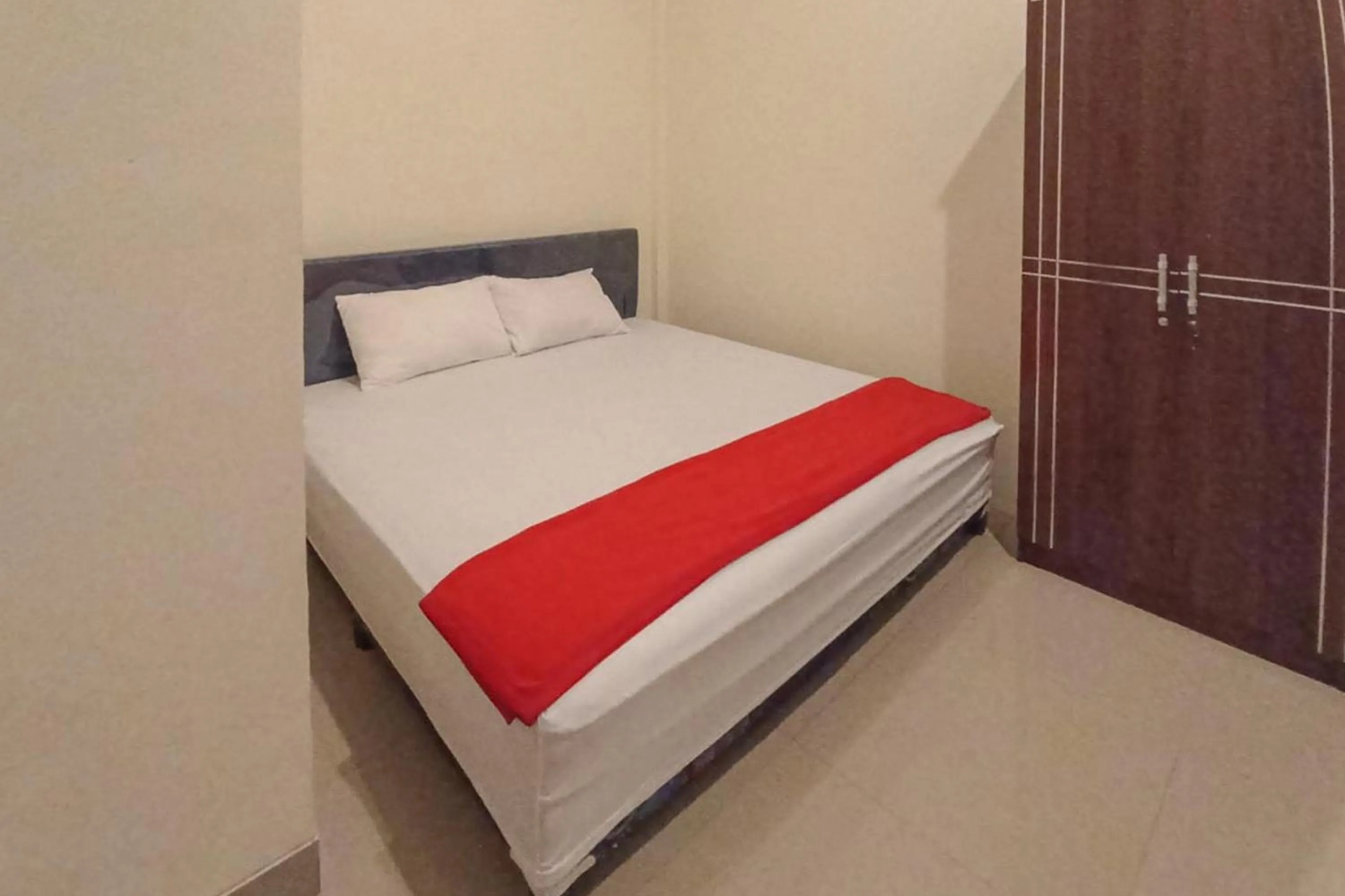 Bed in RedDoorz Syariah near Sentani City Square