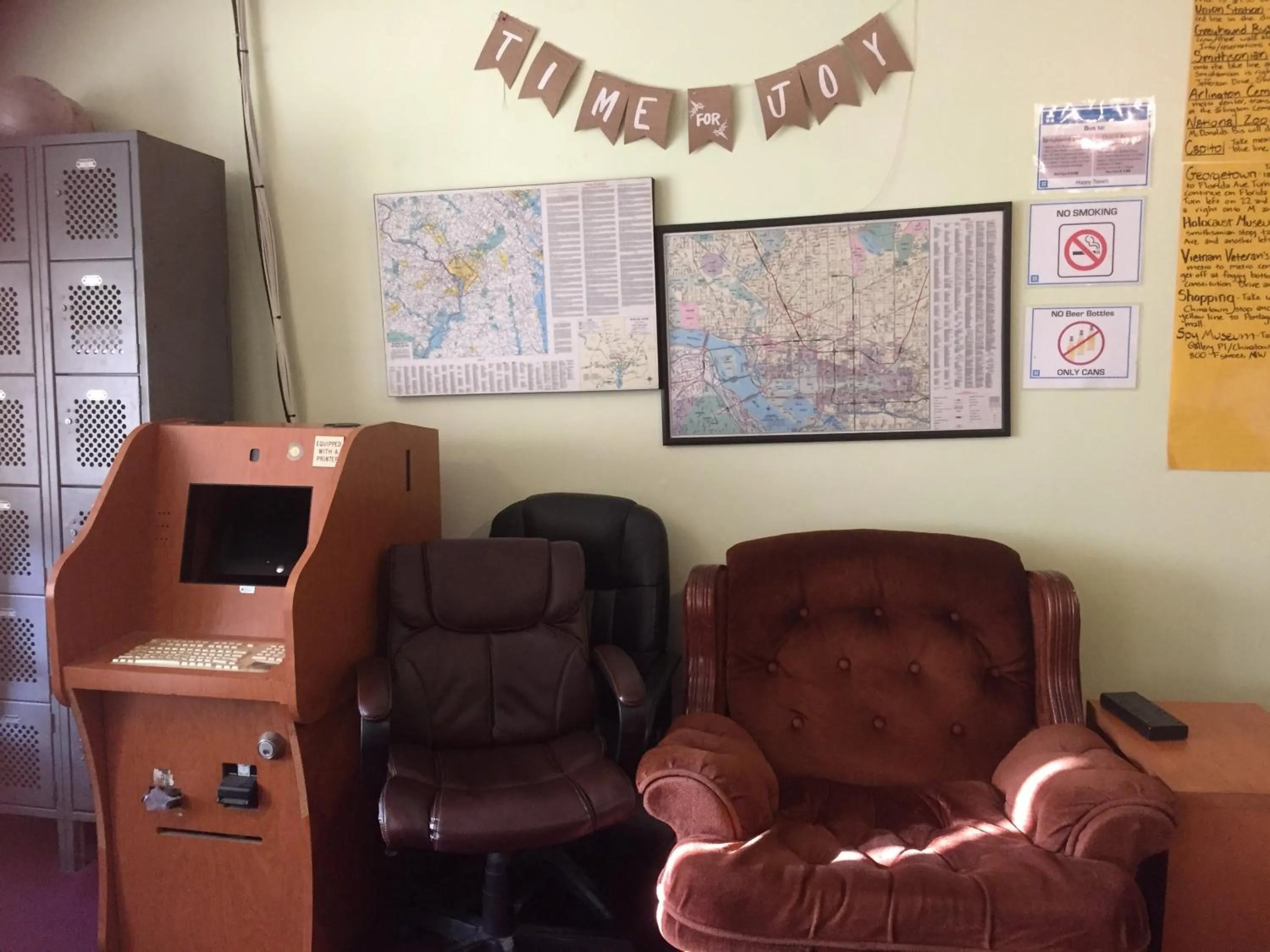 Communal lounge/ TV room in Washington International Student Center