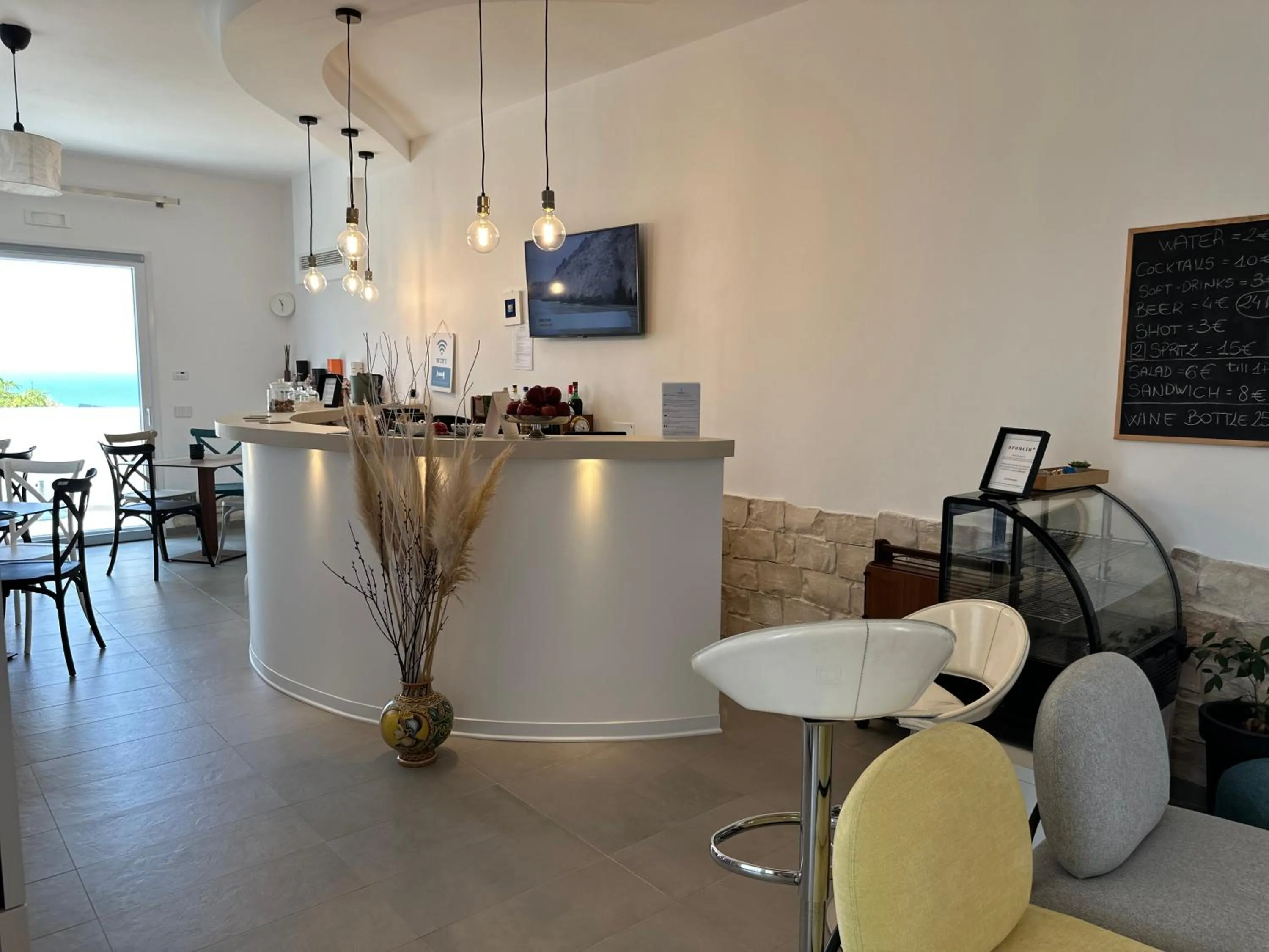 Communal lounge/ TV room in Villa Aries - Rural Chic Experience