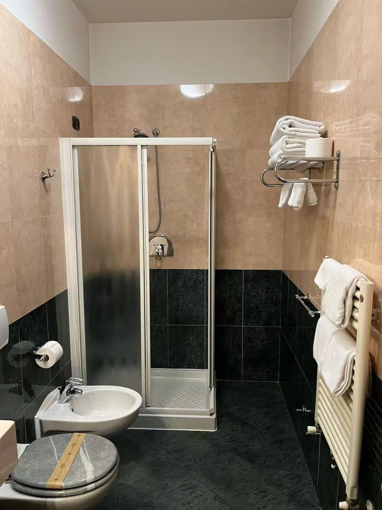 Shower in Hotel Valganna