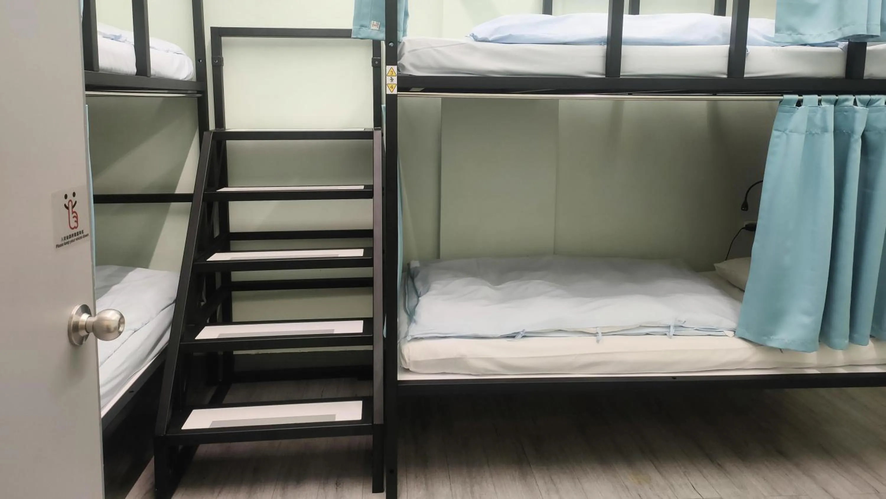 Bed in On My Way - Taipei Hostel