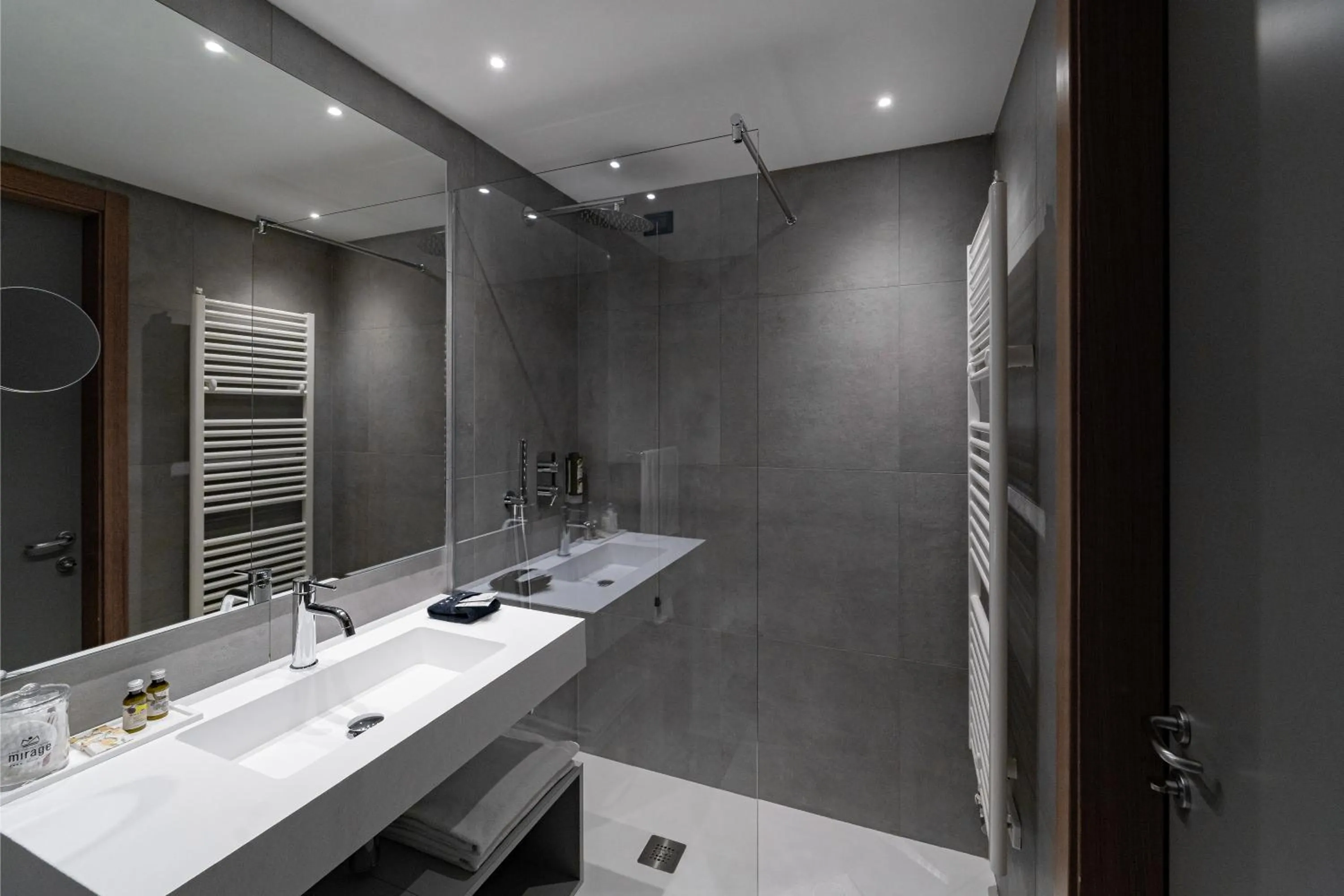 Shower in Lake Front Hotel Mirage