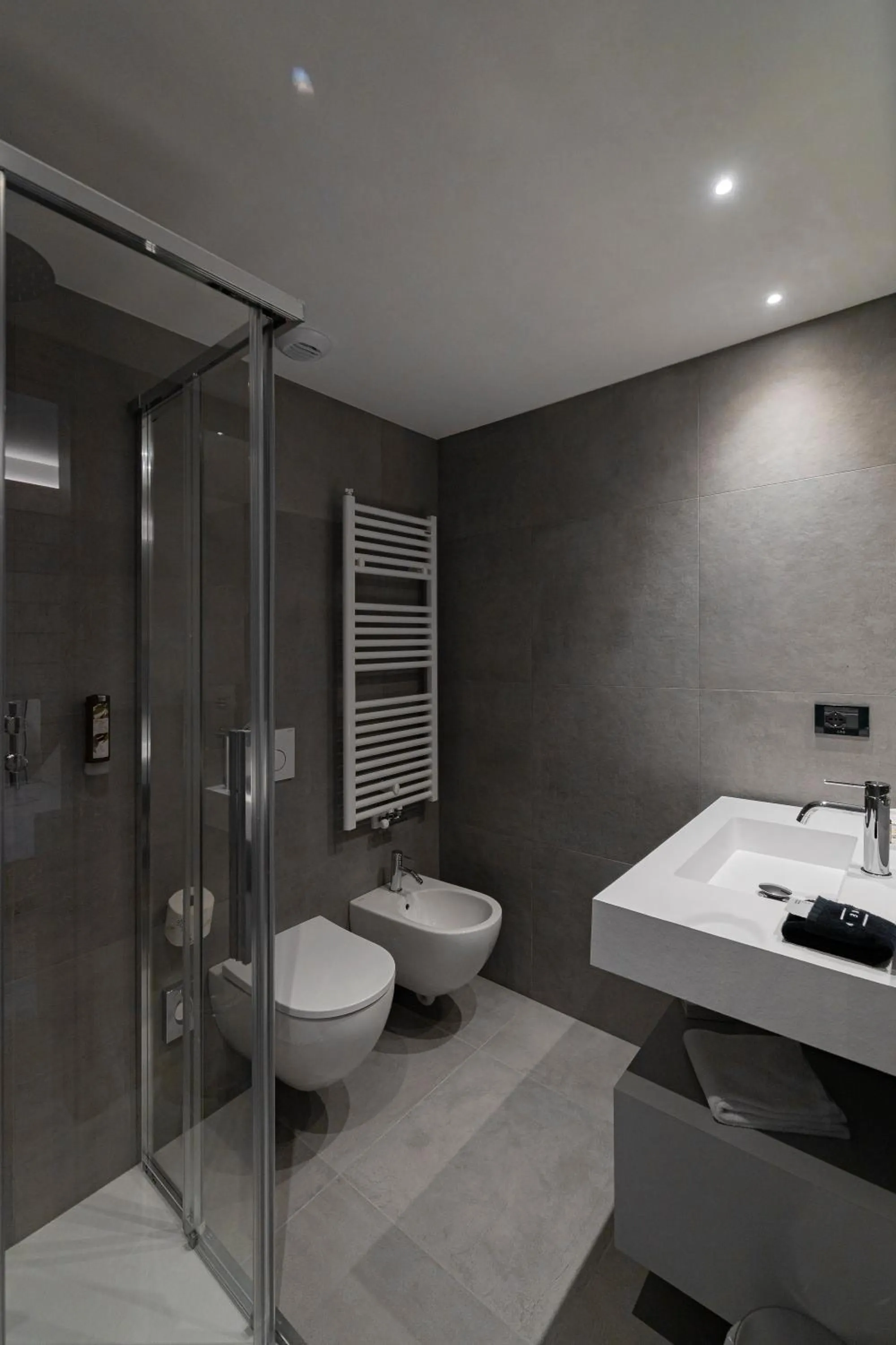 Shower in Lake Front Hotel Mirage