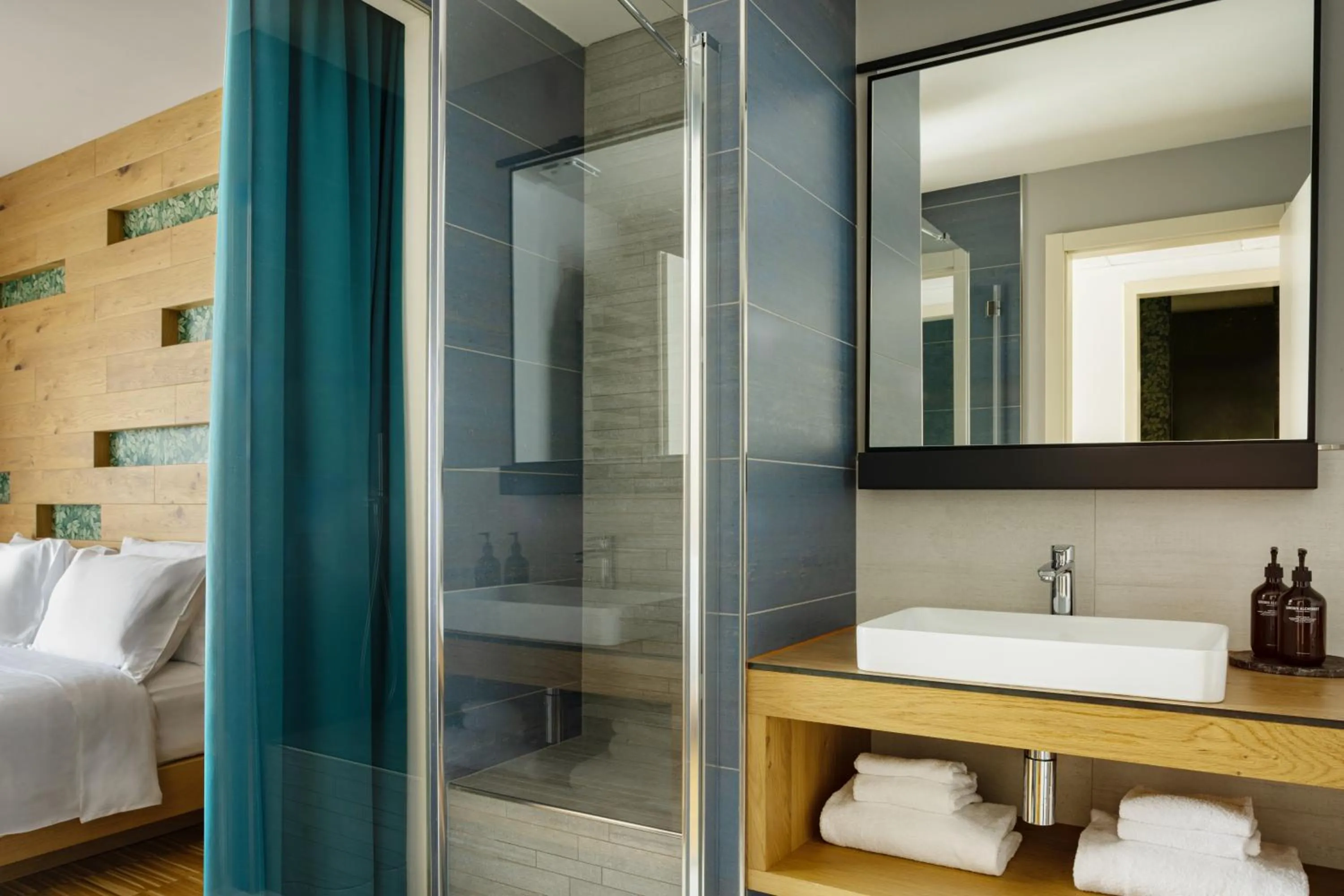 Shower, Bed in Astoria Resort