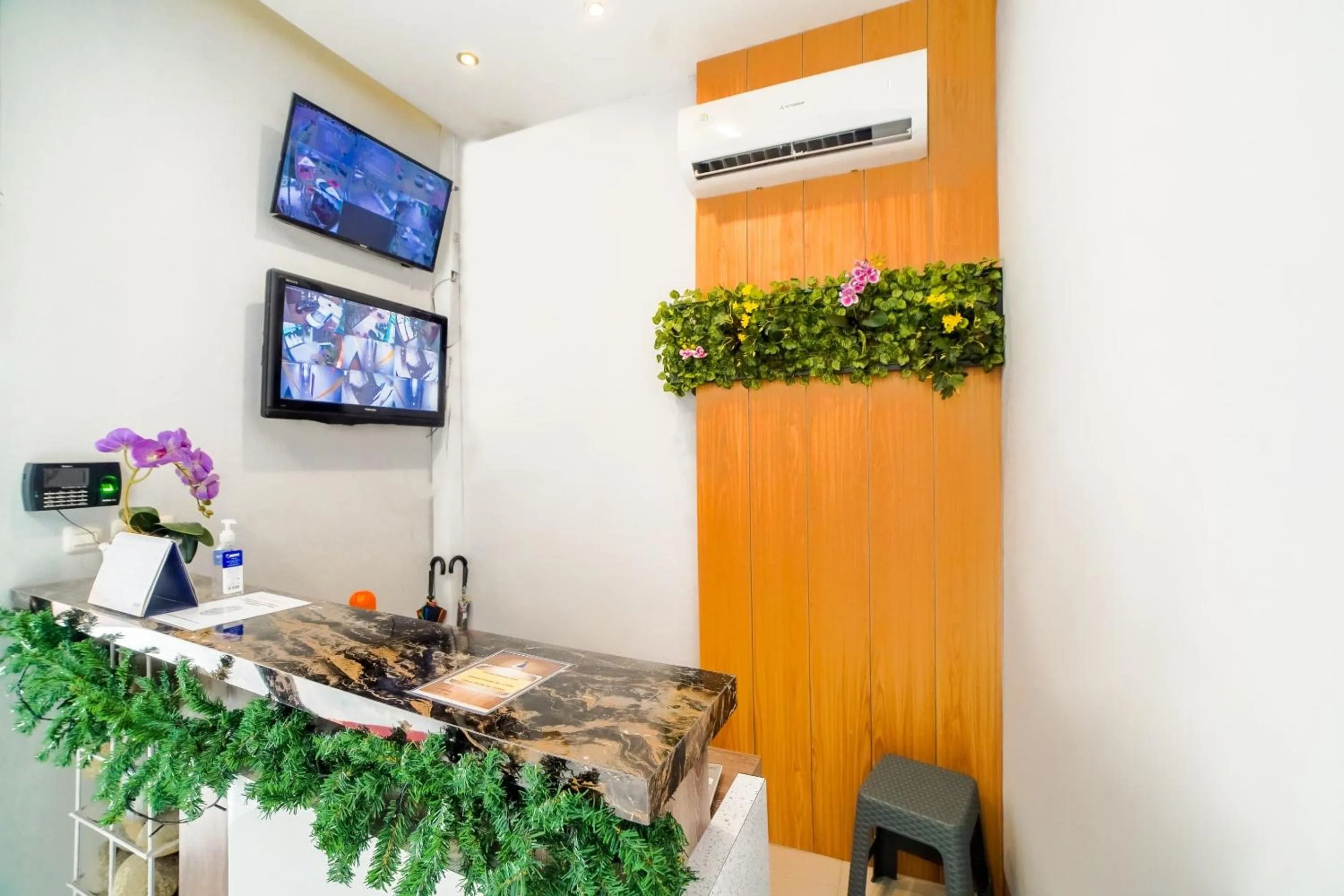 Lobby or reception in Capital O 90874 Millenium Inn 2