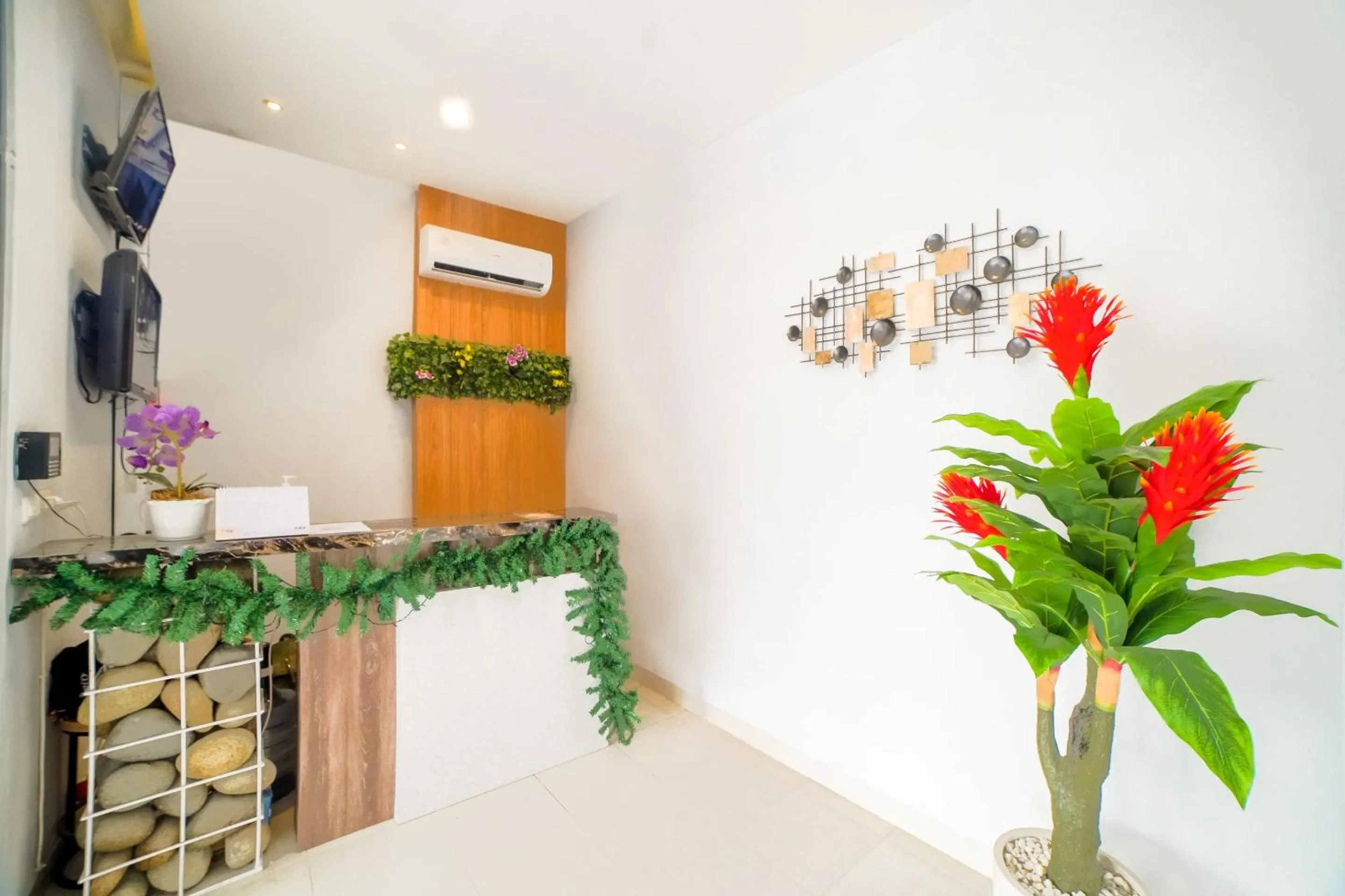 Lobby or reception in Capital O 90874 Millenium Inn 2