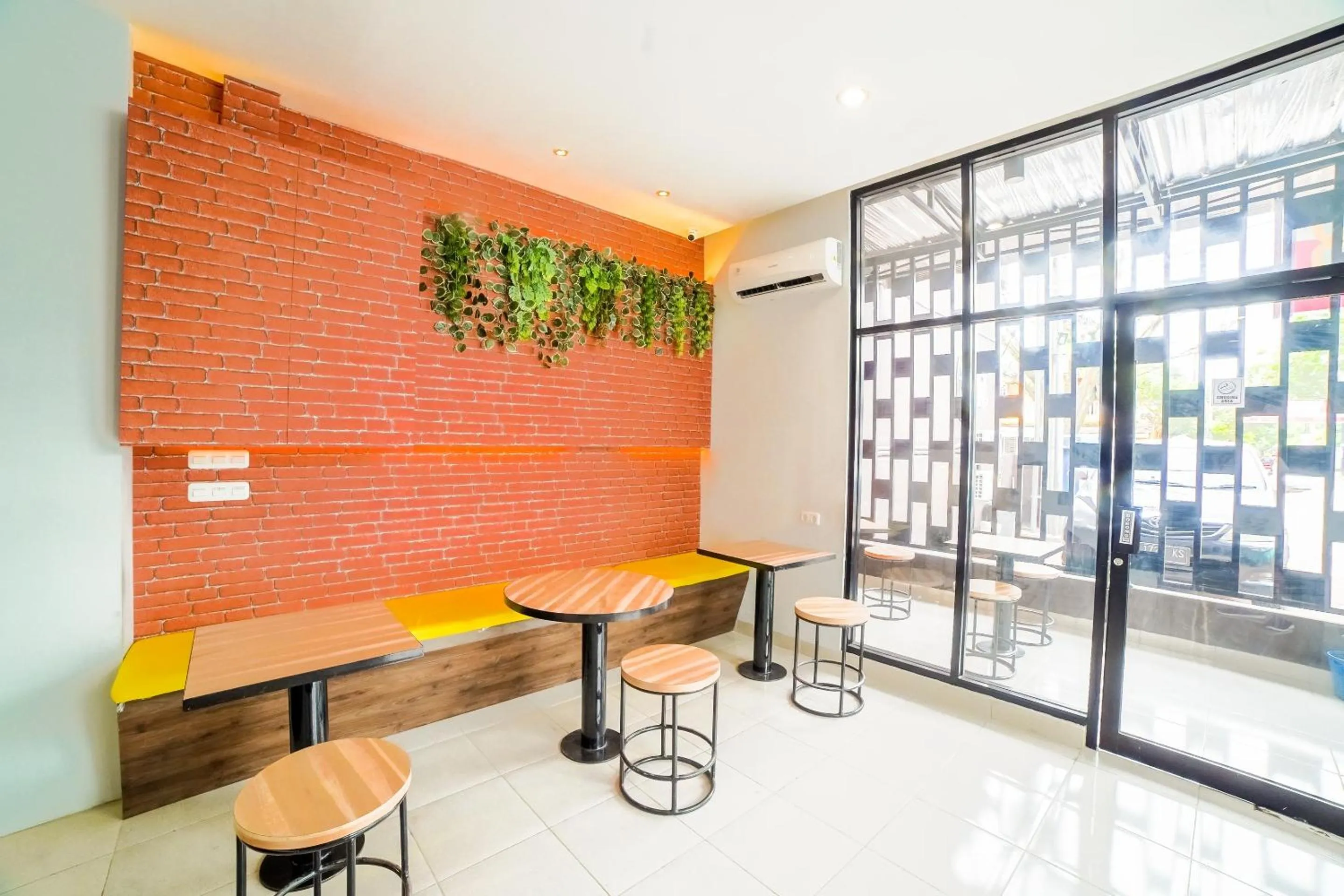 Lobby or reception in Capital O 90874 Millenium Inn 2