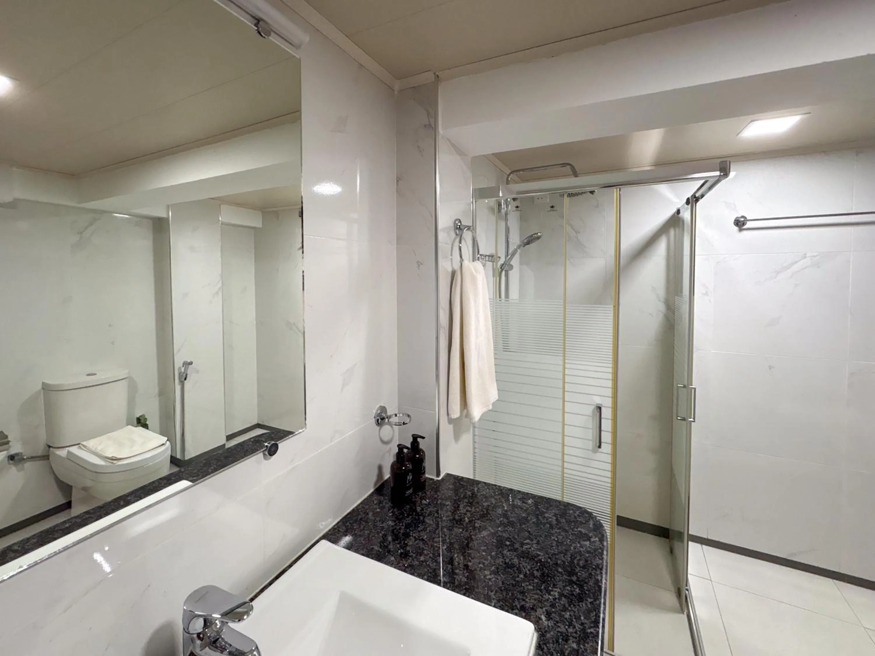 Shower in Moi Ella by DBI