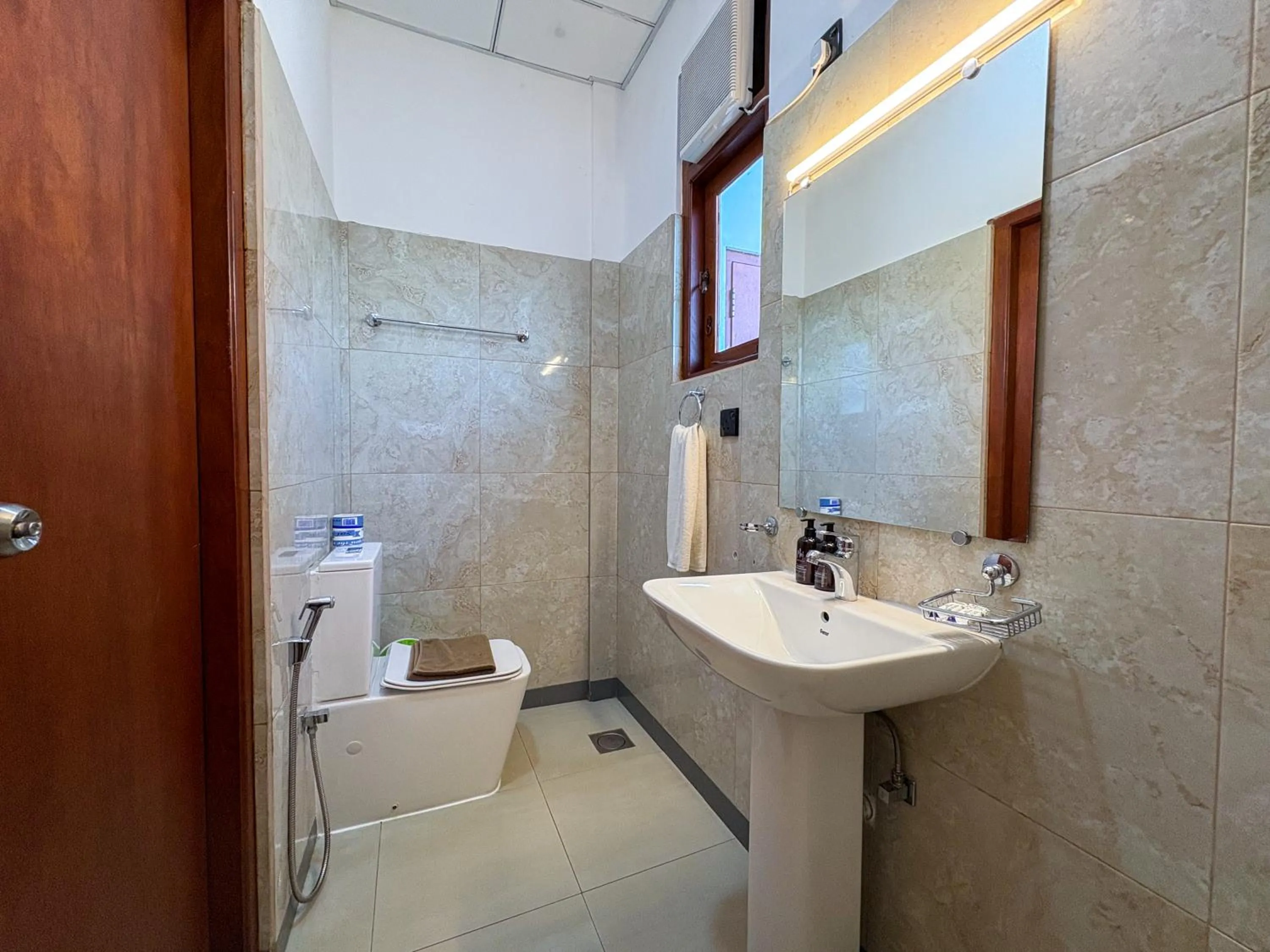 Shower in Moi Ella by DBI