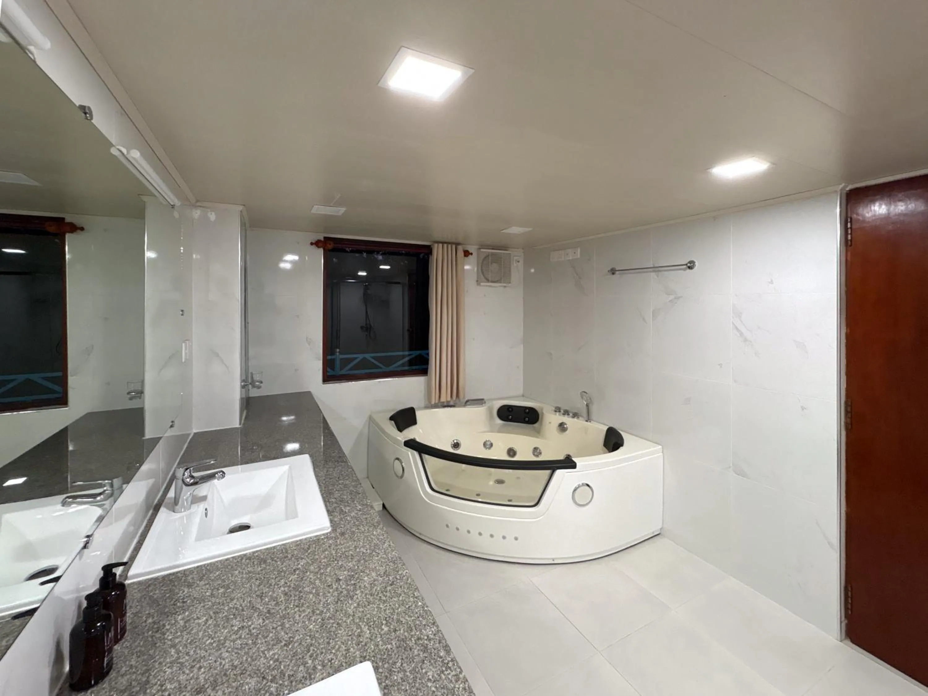 Shower in Moi Ella by DBI