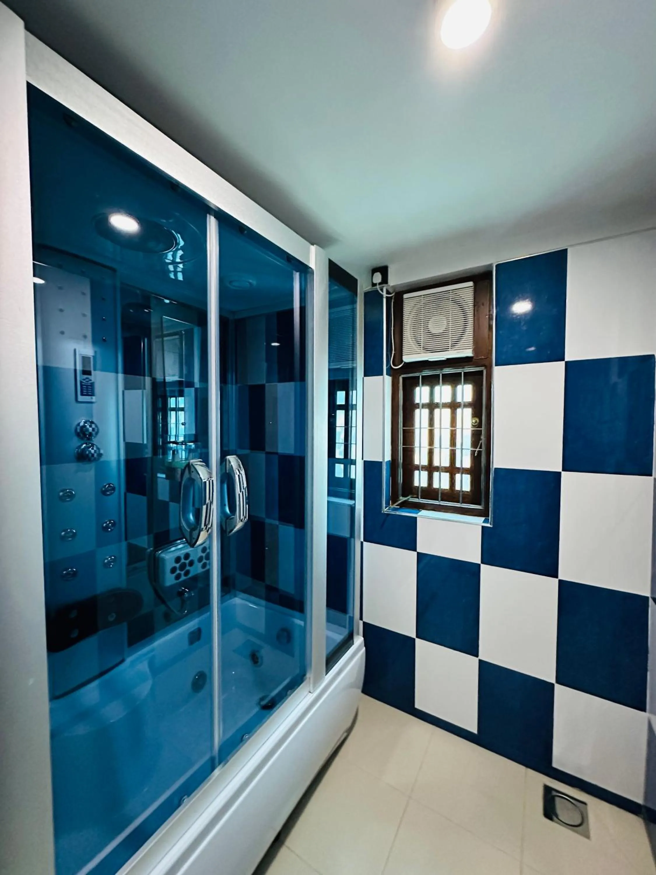 Shower in Moi Ella by DBI